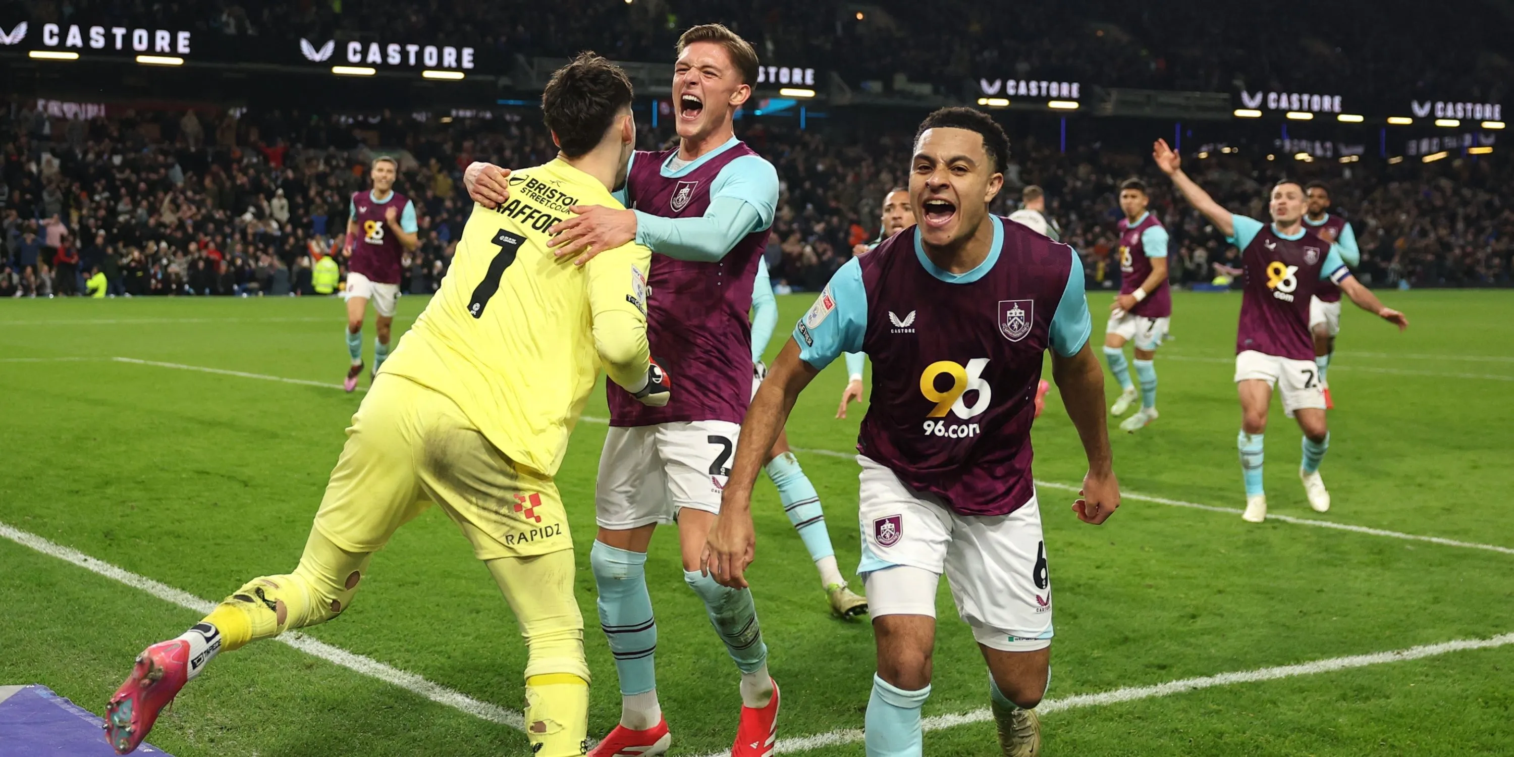 Trung vệ trẻ CJ Egan-Riley trong màu áo Burnley ở giải Championship