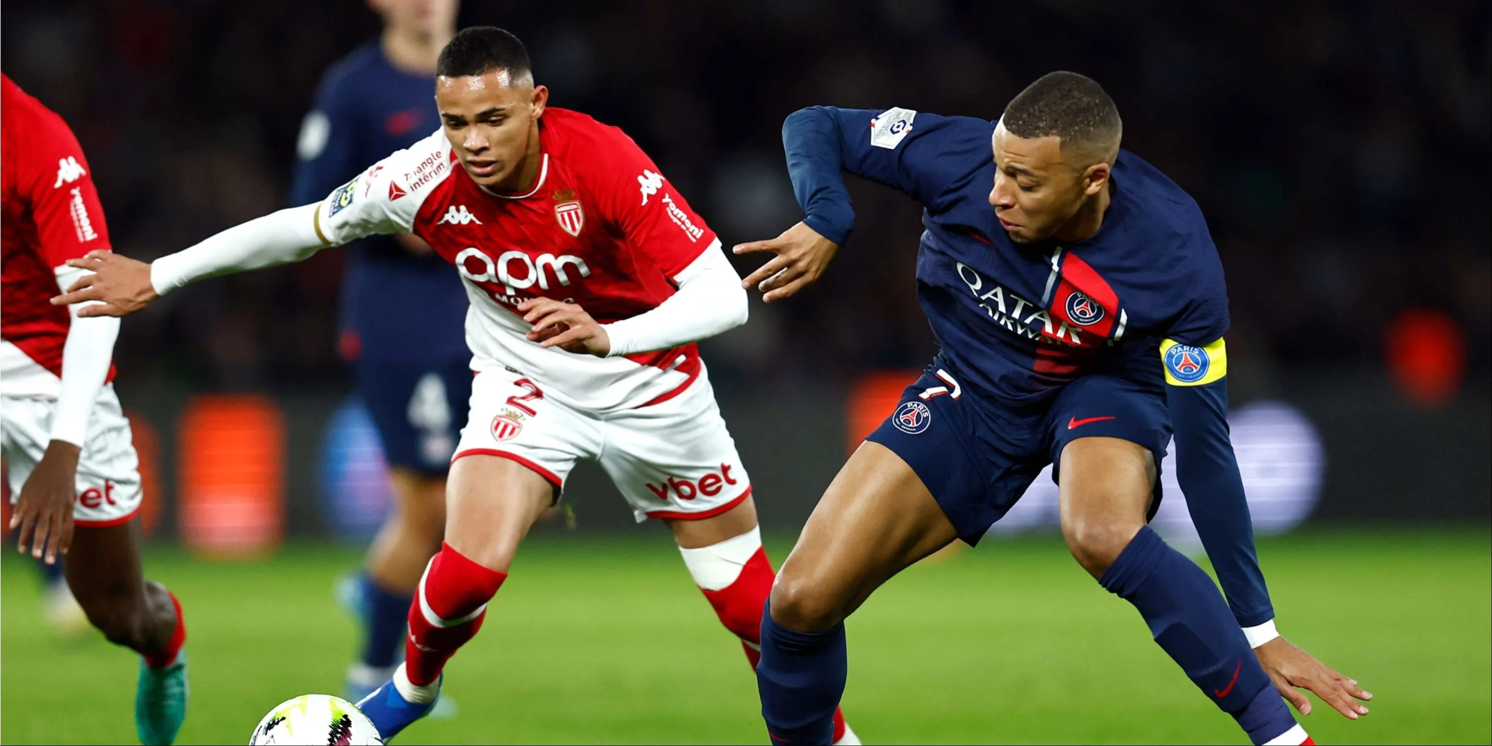 Vanderson (AS Monaco) kèm cặp Kylian Mbappe (PSG) trong trận đấu, minh họa khả năng phòng ngự của anh.