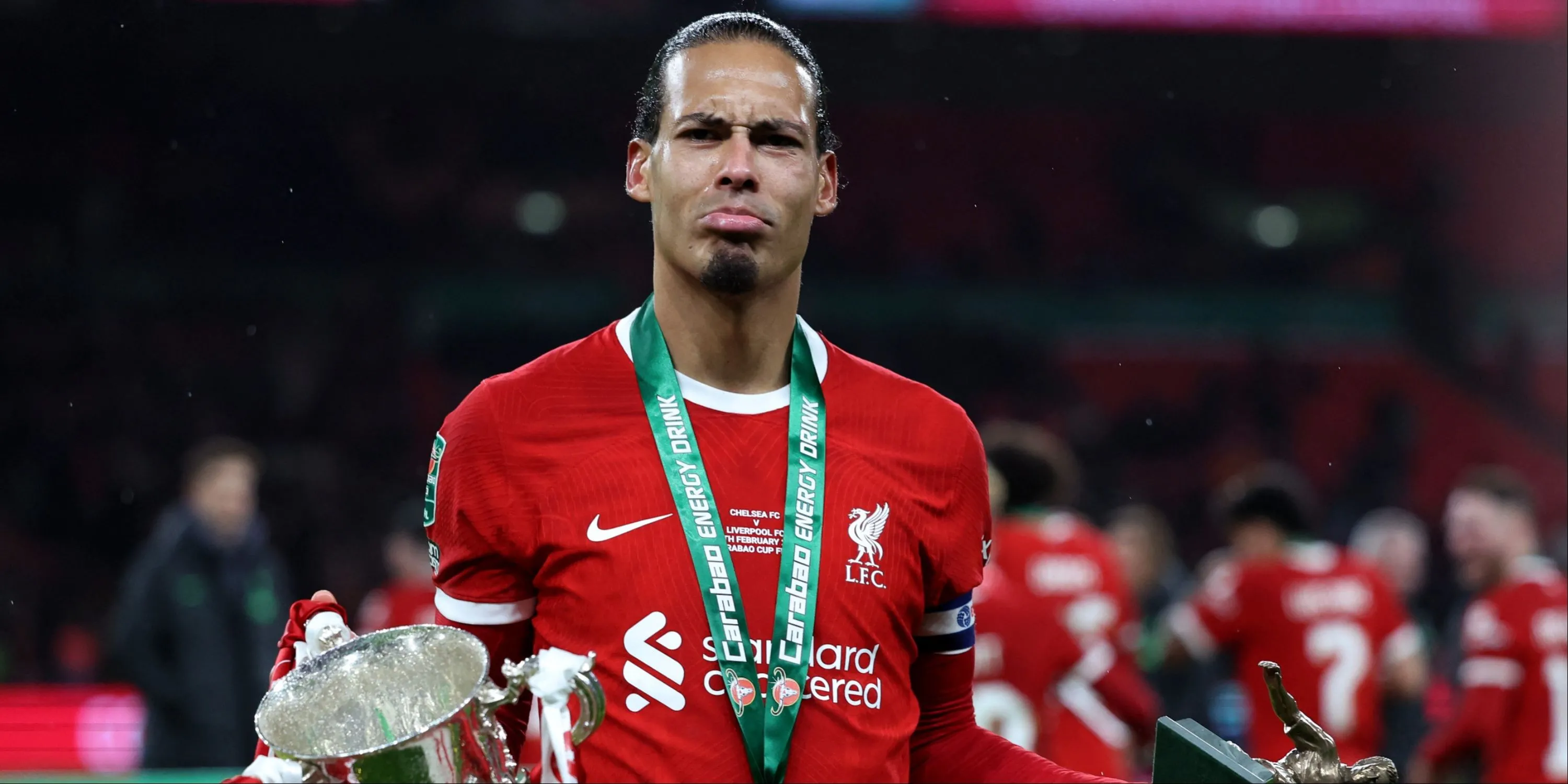 Virgil van Dijk ăn mừng chiến thắng Carabao Cup cùng Liverpool
