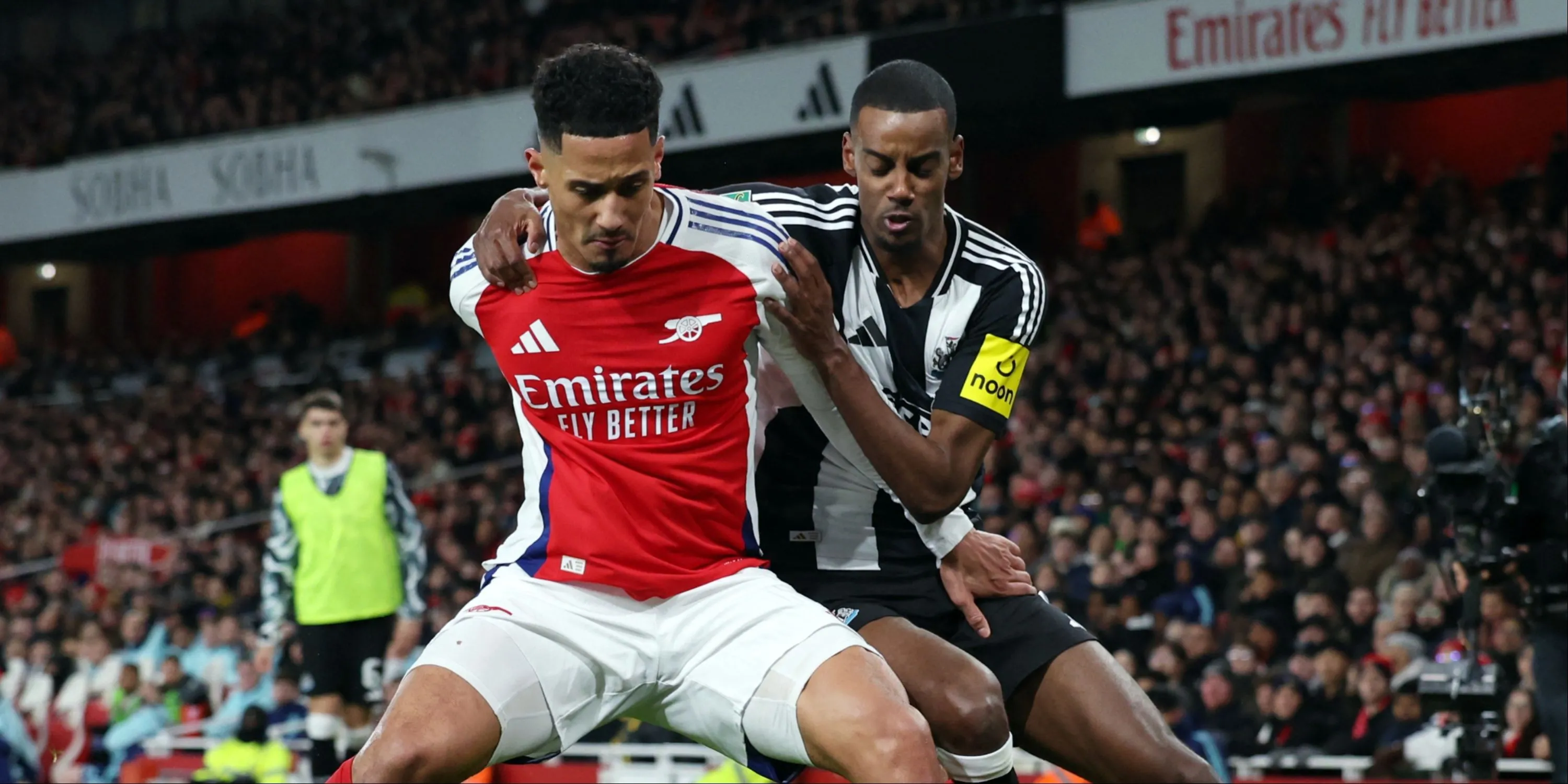 William Saliba tranh chấp bóng với Alexander Isak trong trận Arsenal vs Newcastle