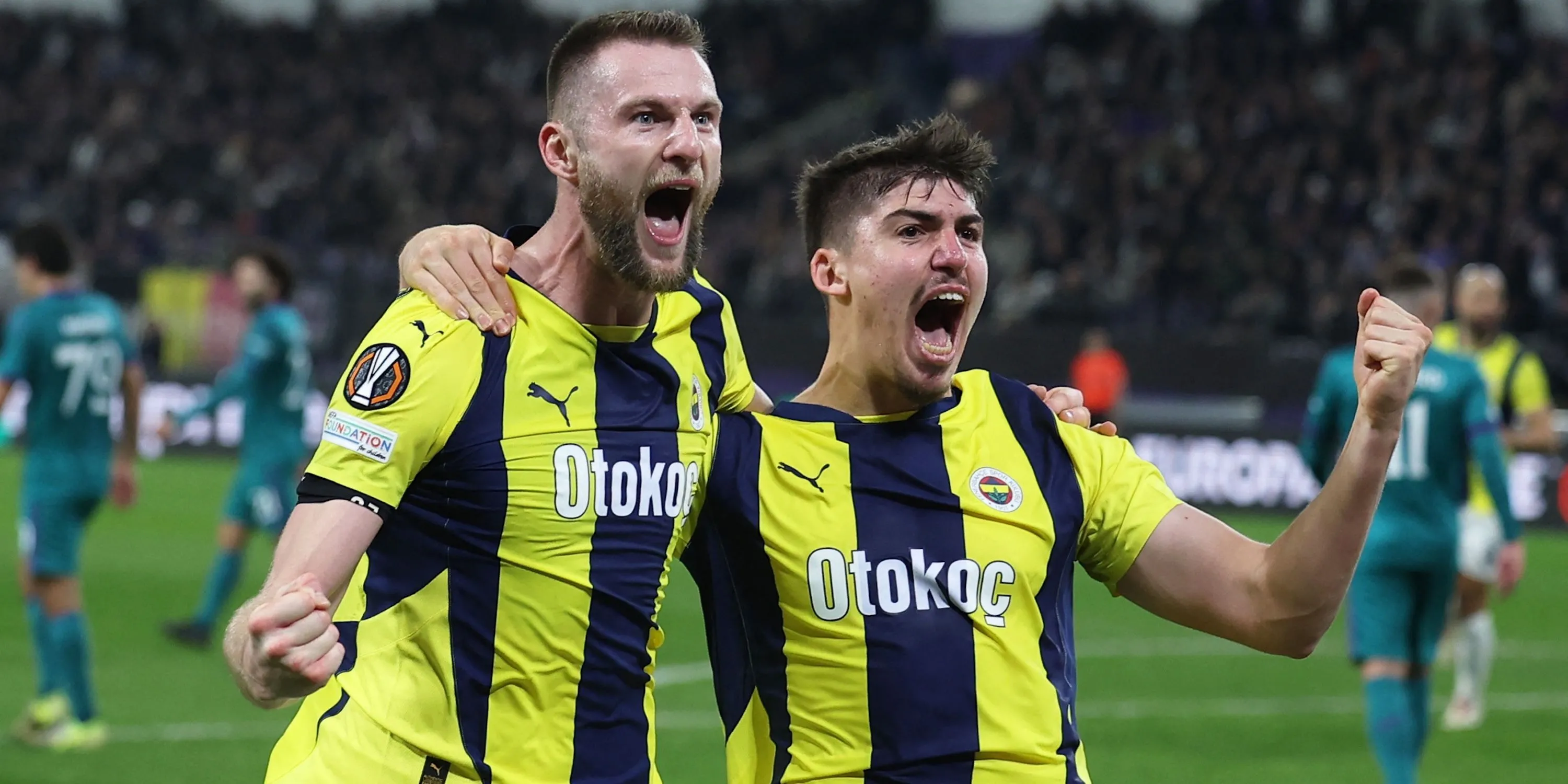 Yusuf Akcicek của Fenerbahce ăn mừng cùng đồng đội sau khi ghi bàn
