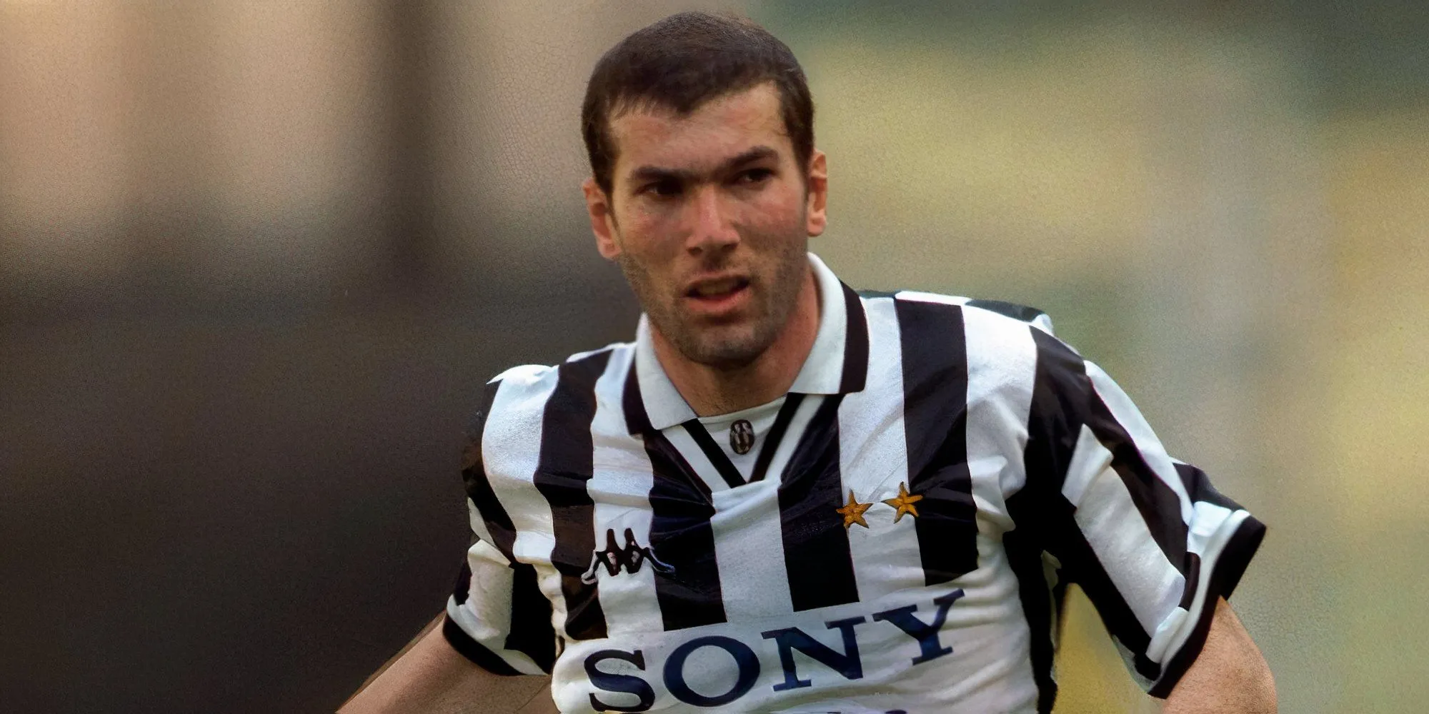Zinedine Zidane Zidane với vẻ mặt tập trung và phong thái đĩnh đạc trên sân đấu