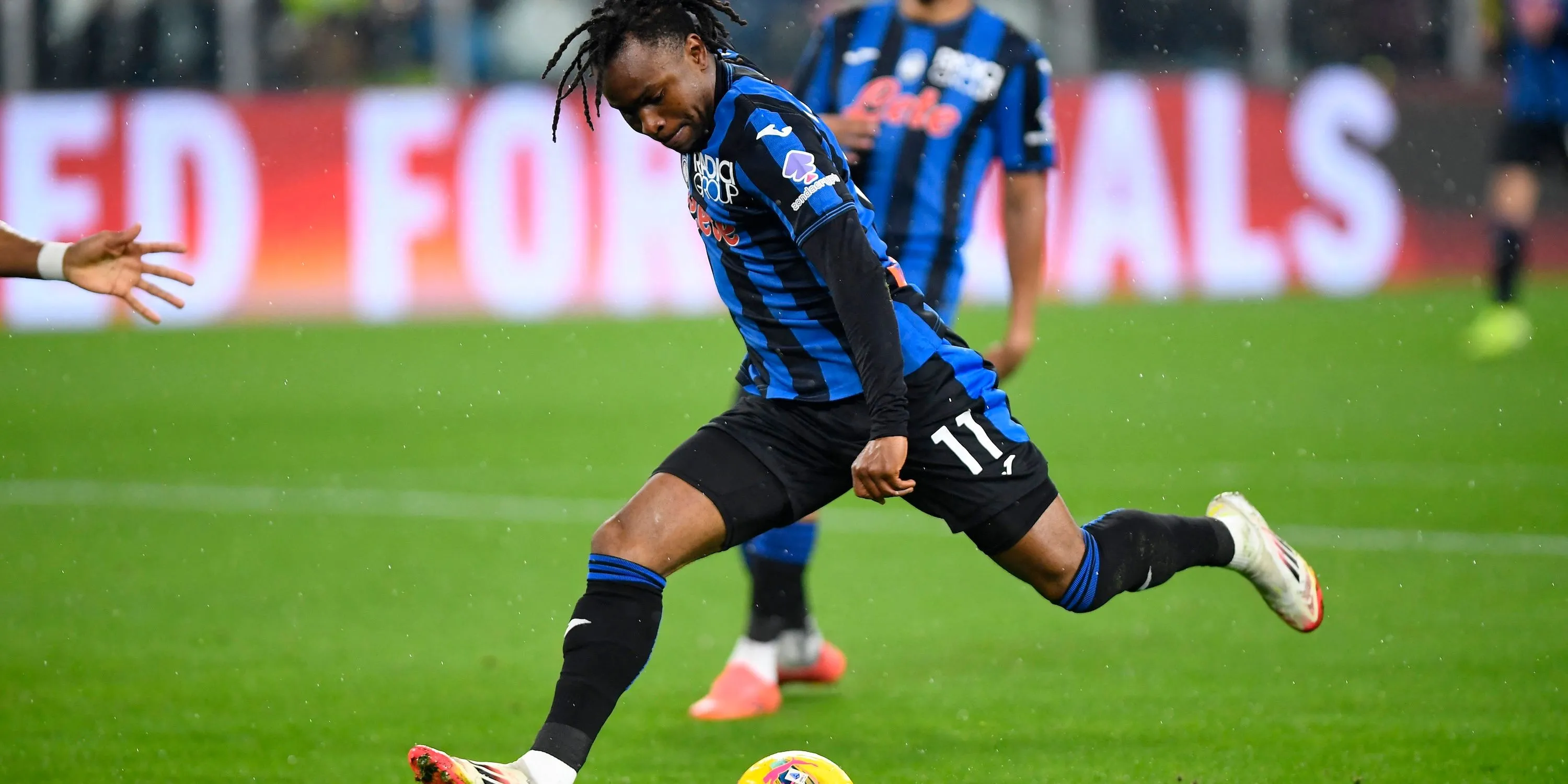 Ademola Lookman của Atalanta đang thi đấu, cầu thủ chạy cánh mà Arsenal được cho là đang theo đuổi.