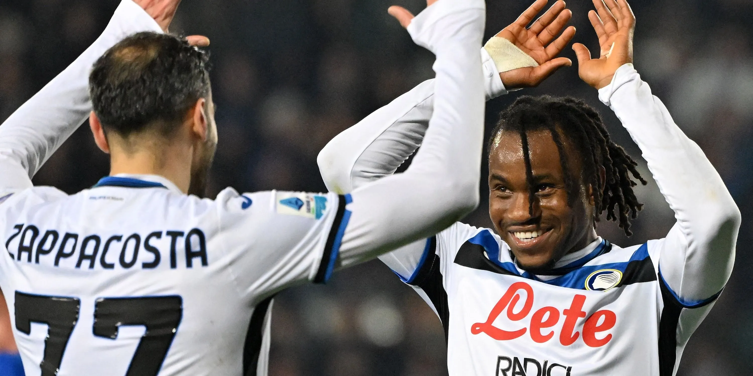 Ademola Lookman (phải) ăn mừng cùng đồng đội tại Atalanta, phong độ ấn tượng thu hút sự chú ý của Arsenal.