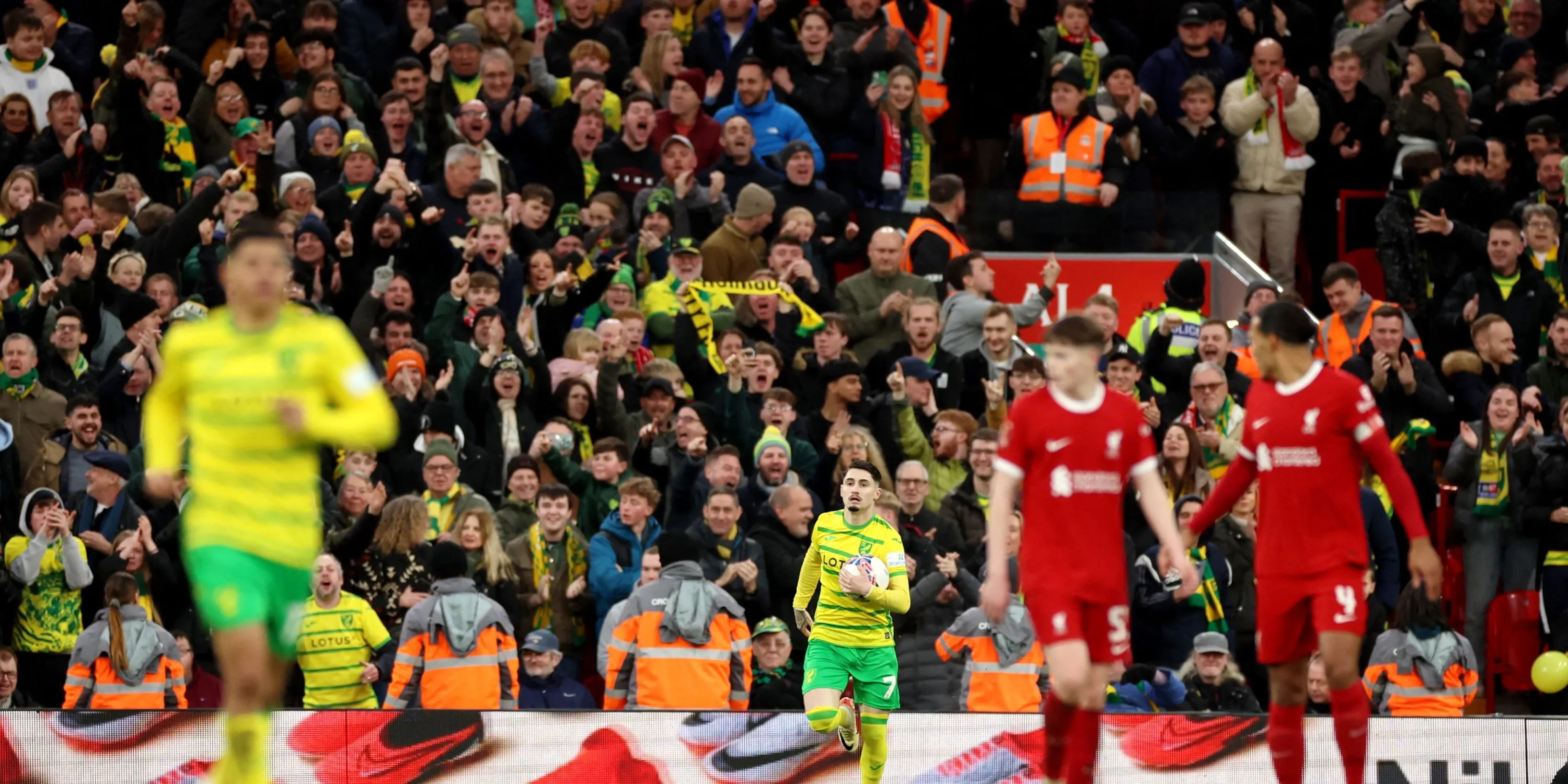 Borja Sainz ăn mừng bàn thắng trong màu áo Norwich City