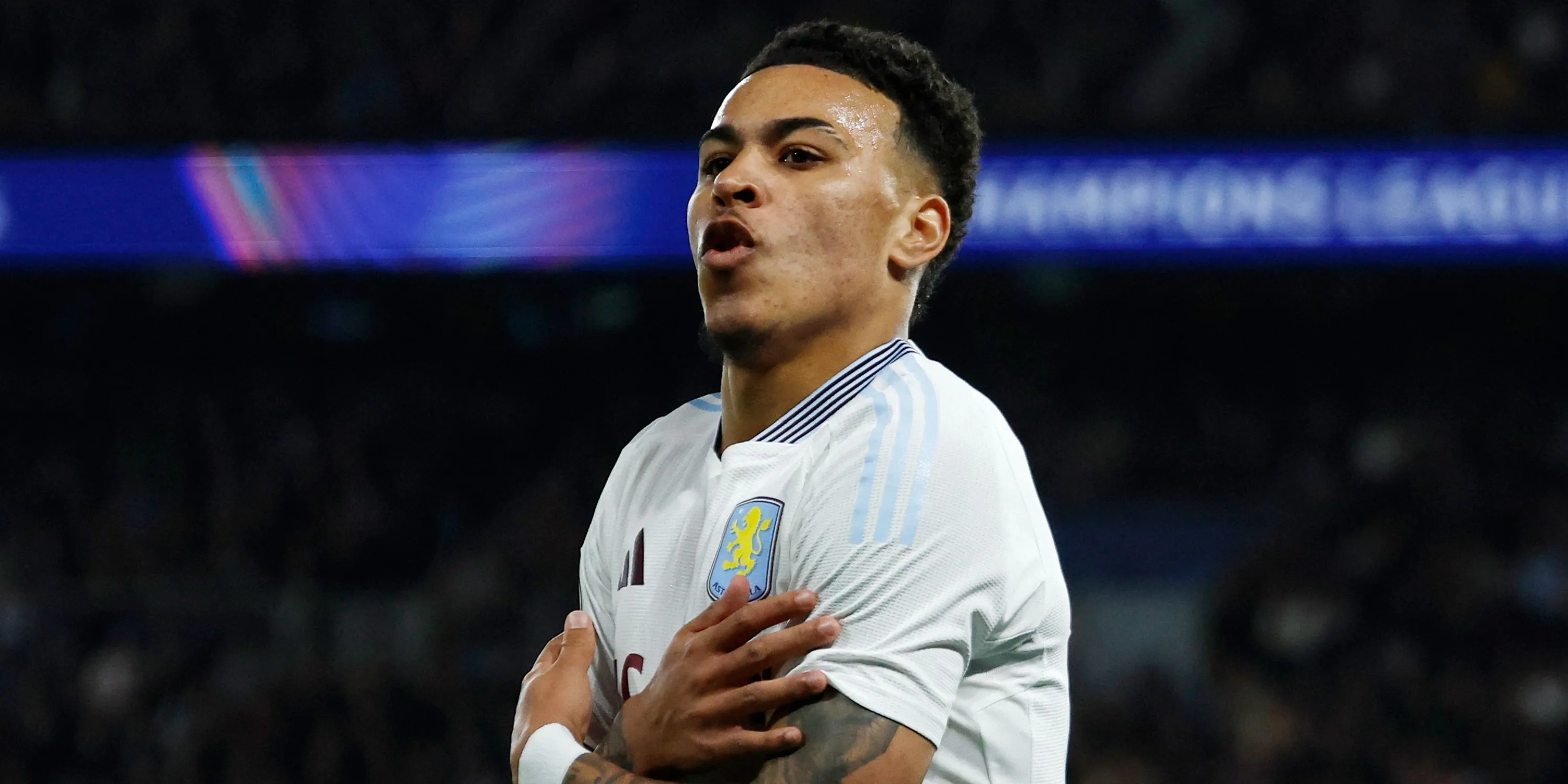 Cầu thủ Morgan Rogers trong màu áo Aston Villa đang thi đấu trên sân