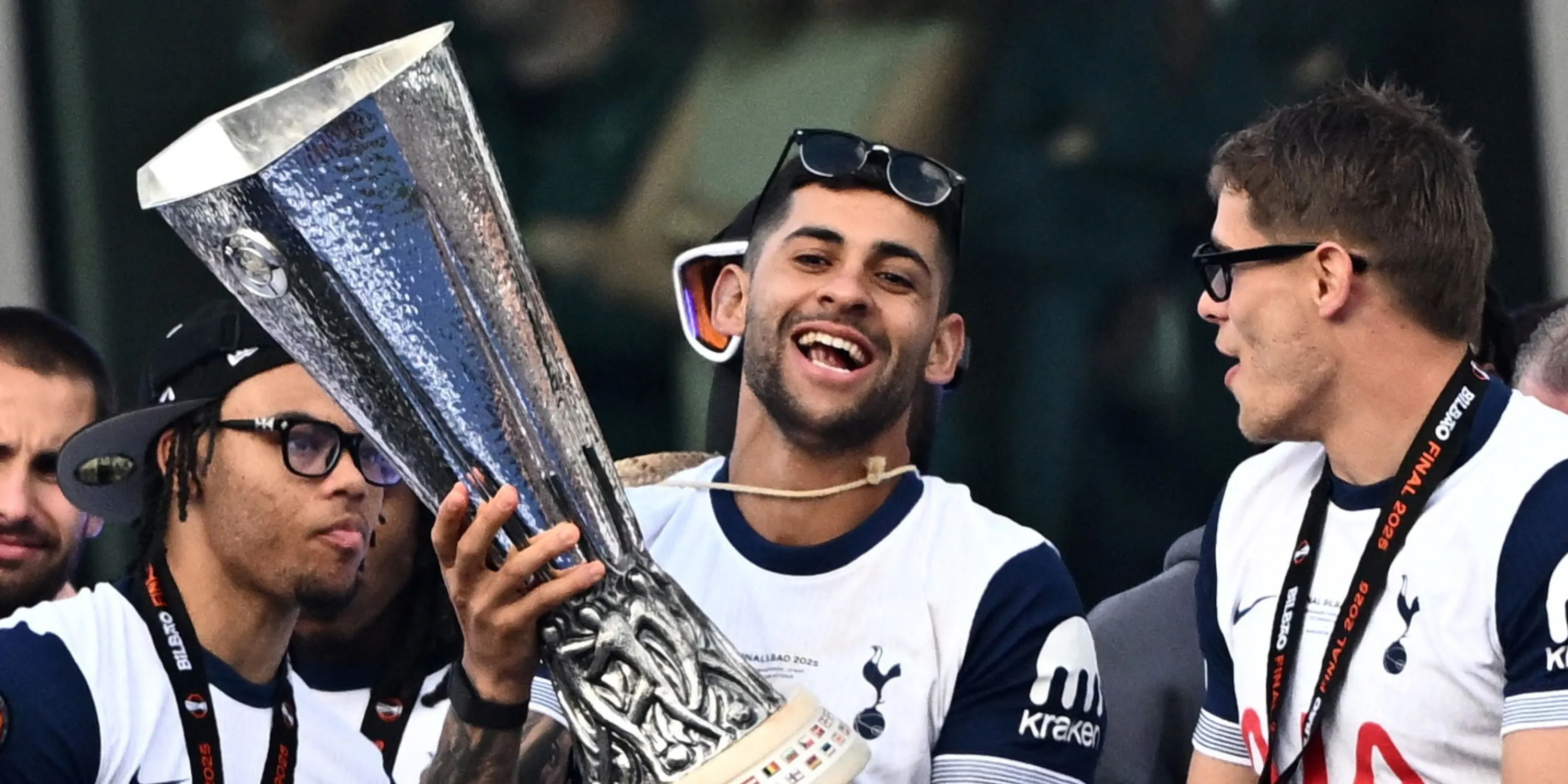 Cristian Romero ăn mừng danh hiệu cùng Tottenham, tương lai bất định
