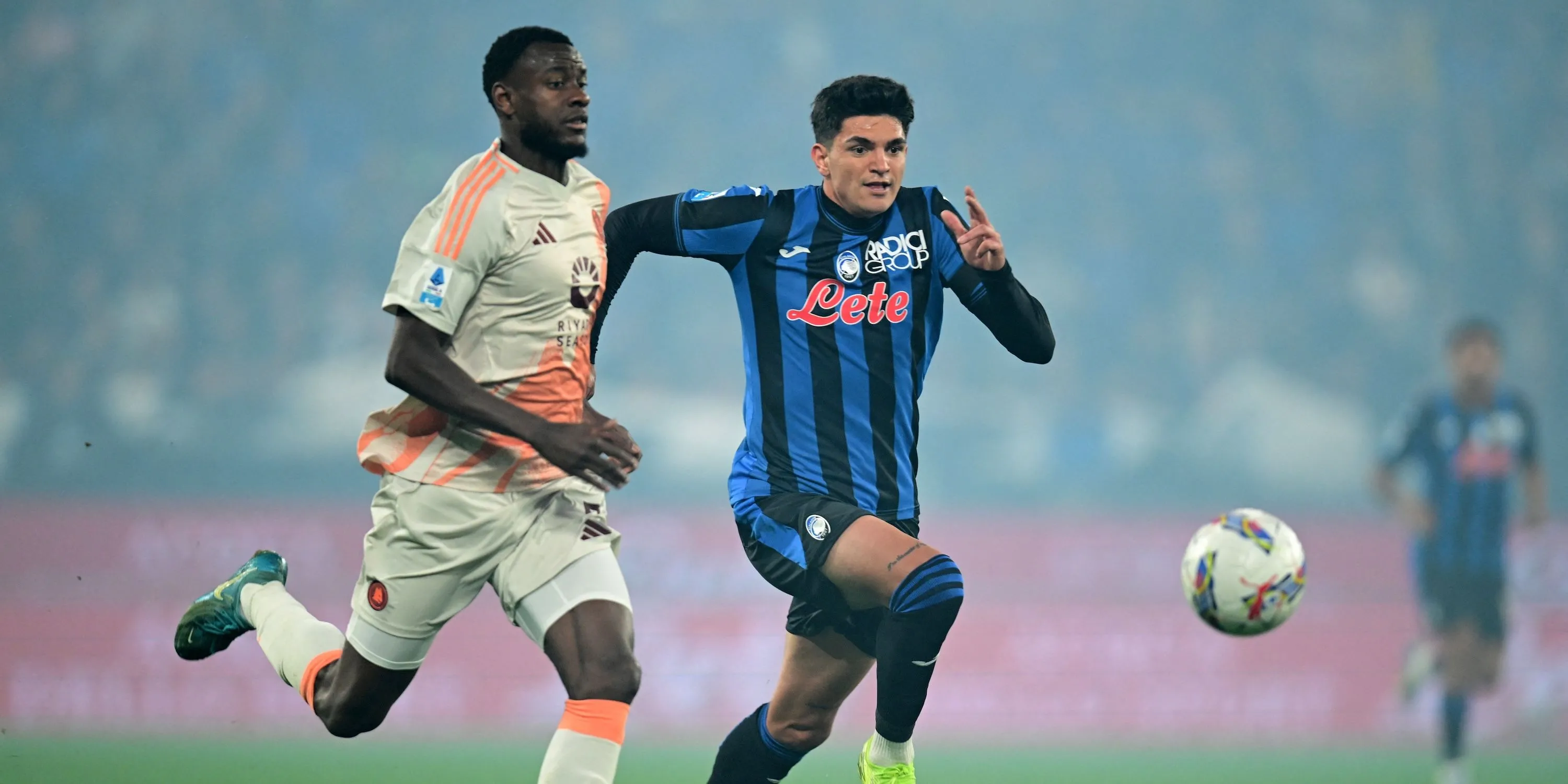 Evan Ndicka (số 5), hậu vệ của AS Roma, đang tranh chấp bóng, mục tiêu của MU và Tottenham