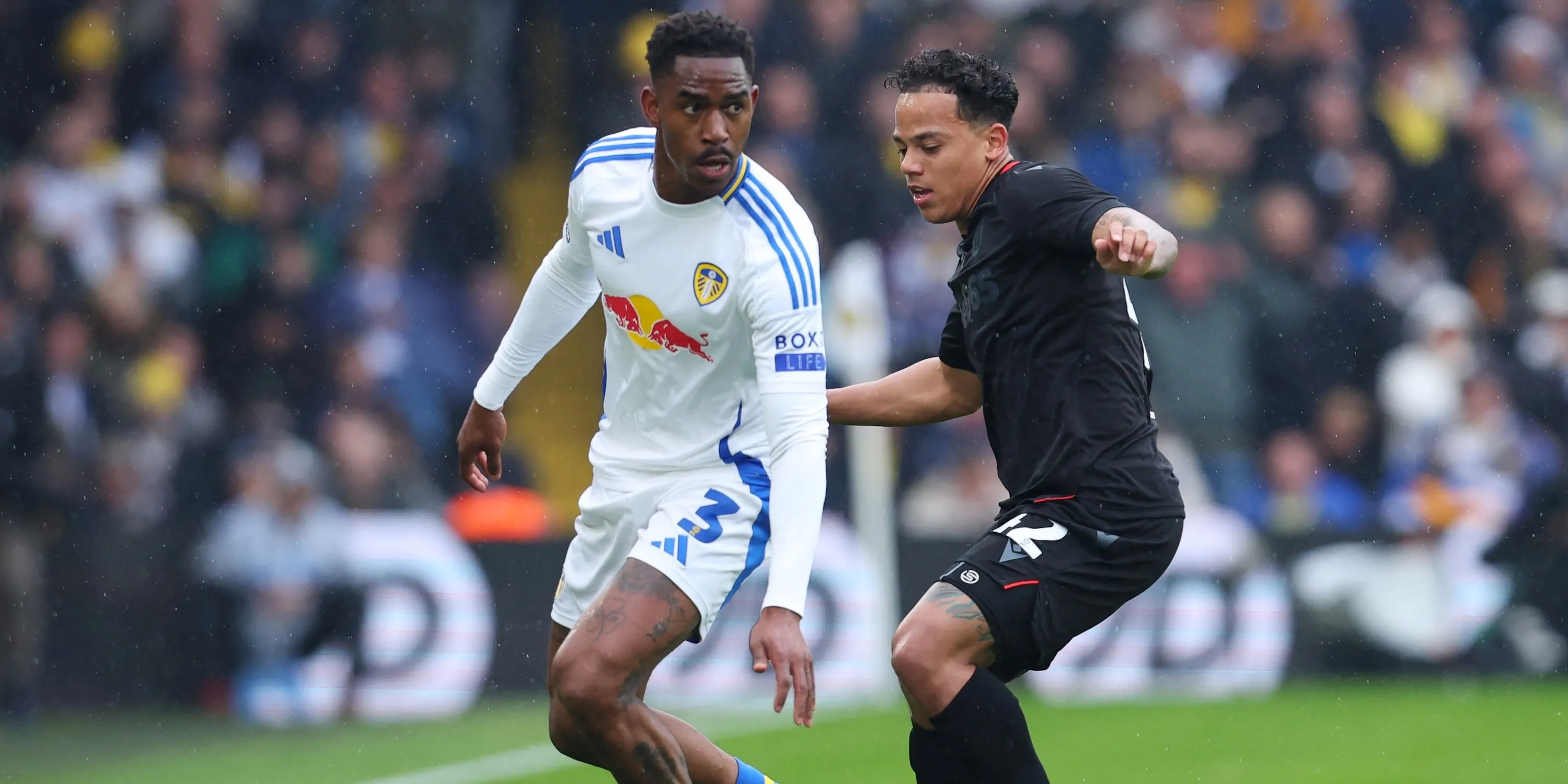 Hậu vệ trái Junior Firpo trong màu áo Leeds United