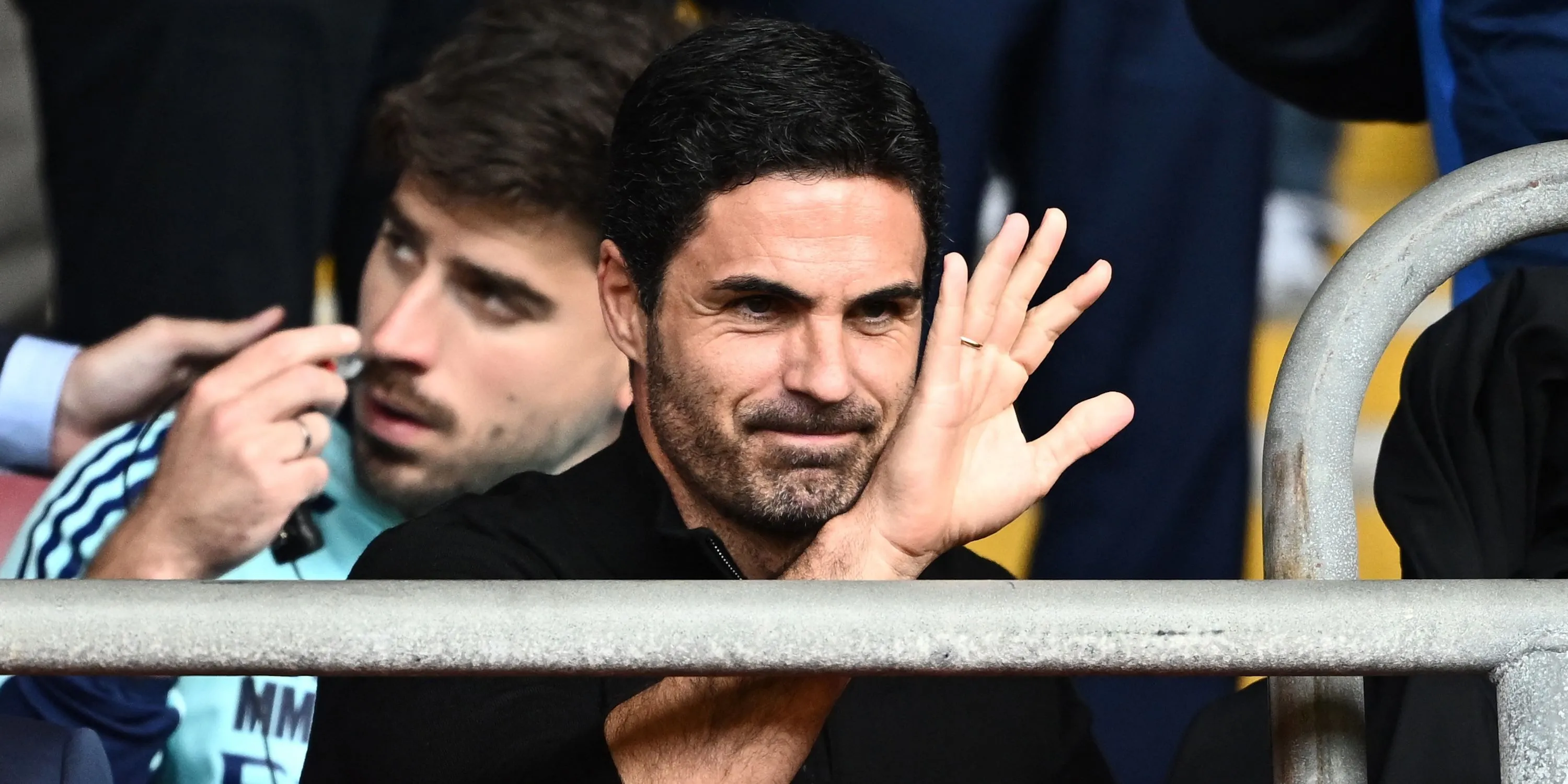 HLV Mikel Arteta đứng trên khán đài, theo dõi trận đấu. Ông đang chịu áp lực lớn để mang về danh hiệu cho Arsenal