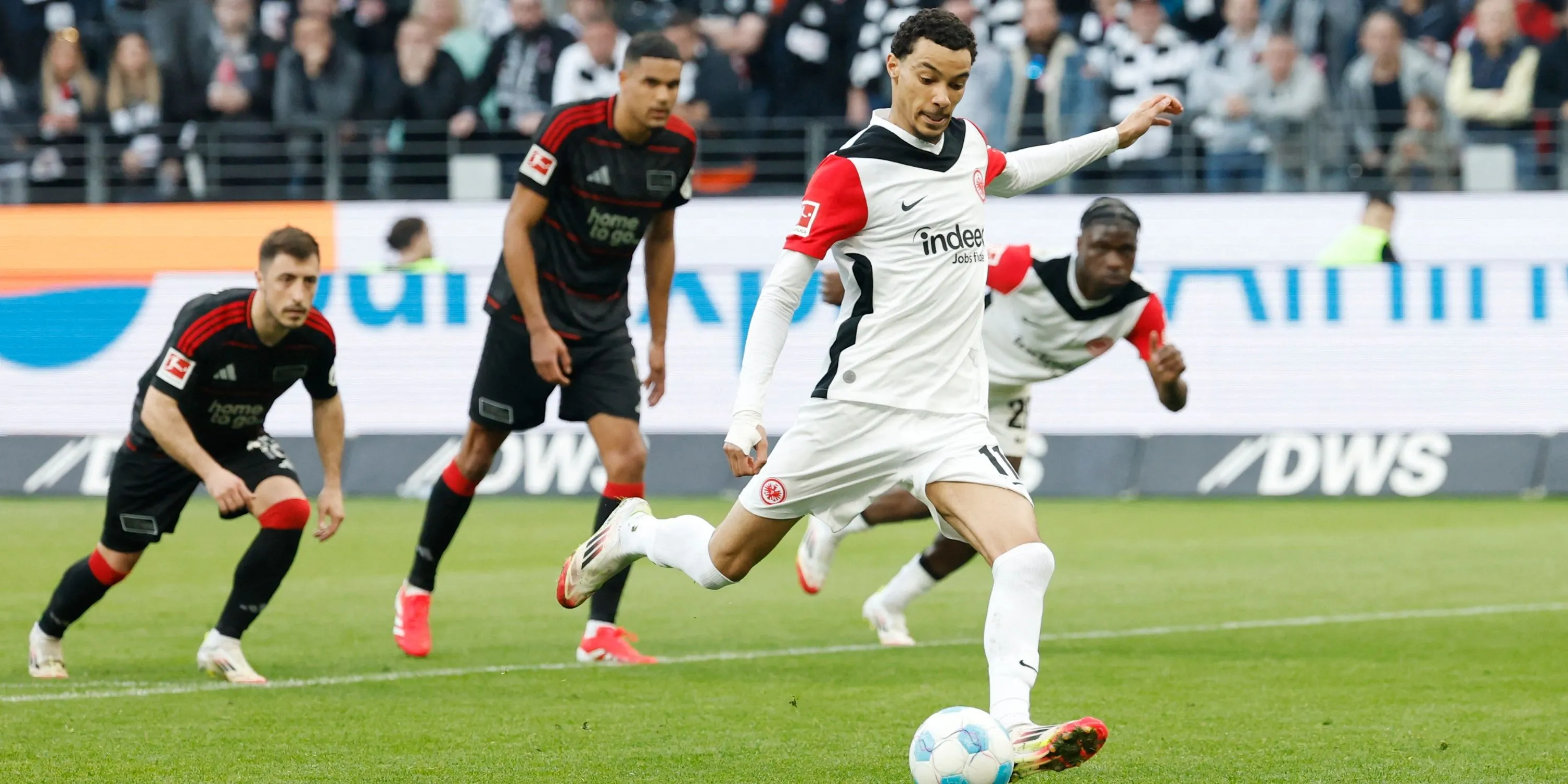 Hugo Ekitiké ăn mừng bàn thắng cho Eintracht Frankfurt