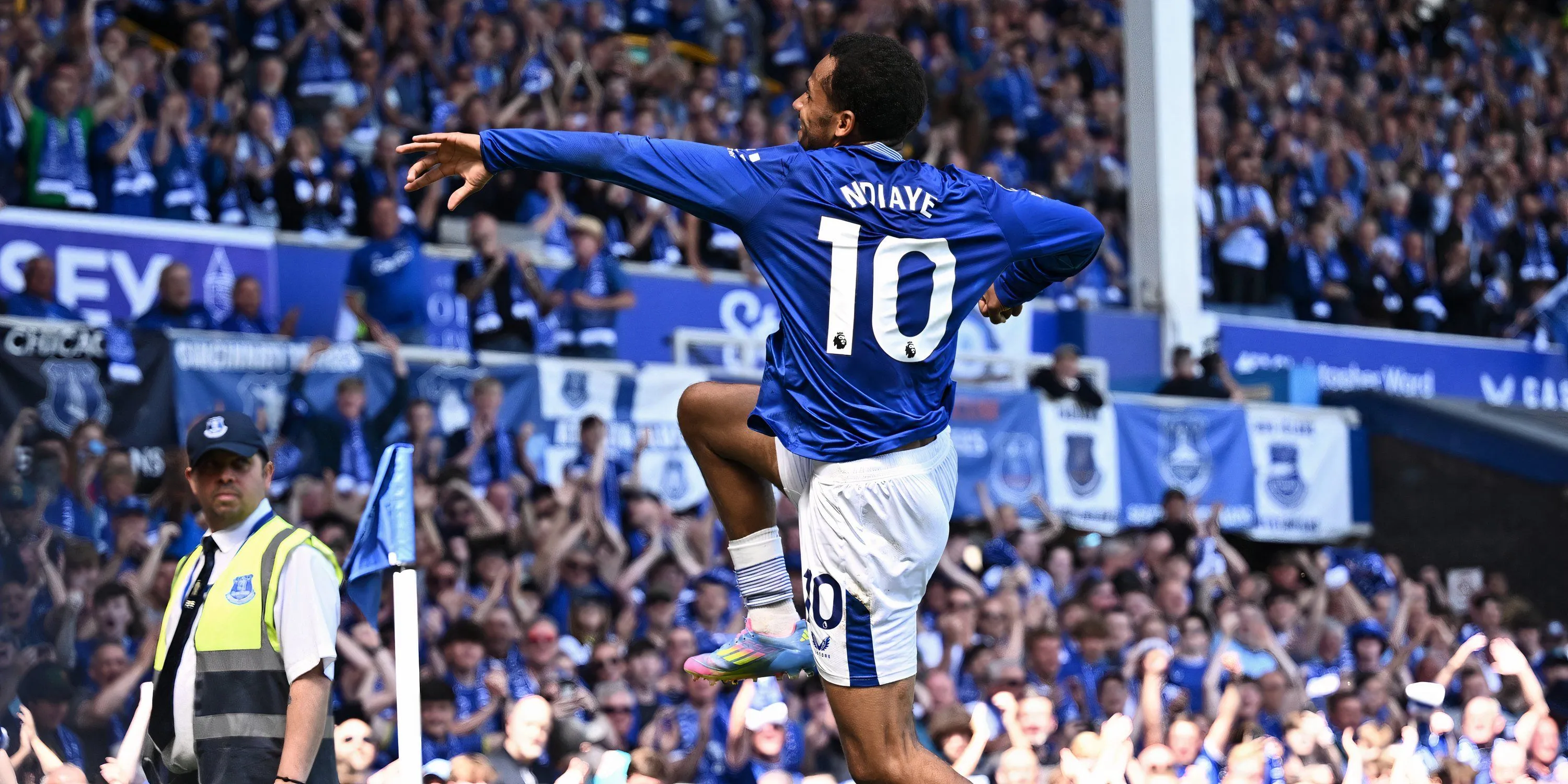 Iliman Ndiaye ăn mừng bàn thắng cho Everton tại Goodison Park