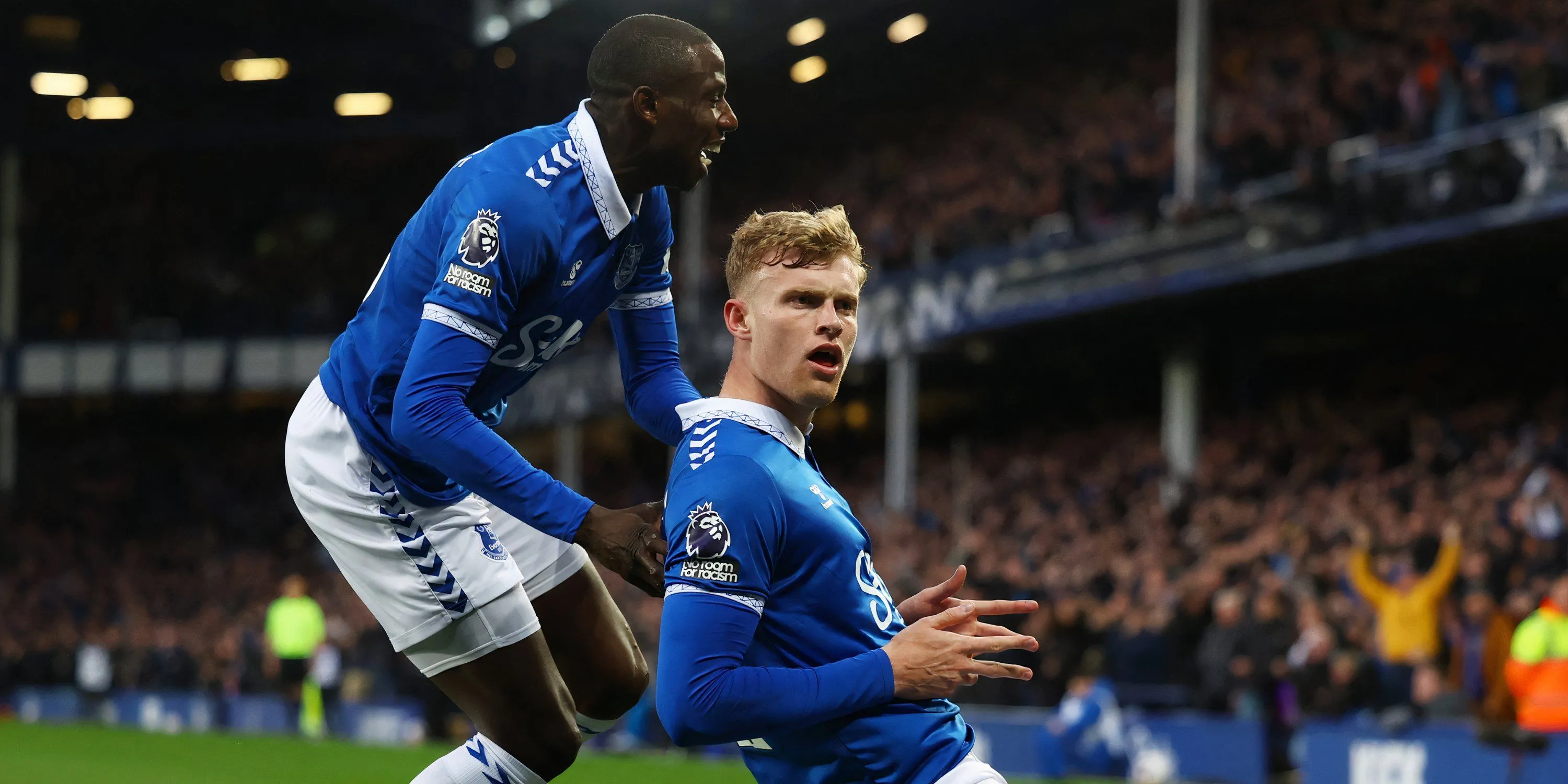 Jarrad Branthwaite trong pha tranh chấp với cầu thủ Liverpool tại Premier League.