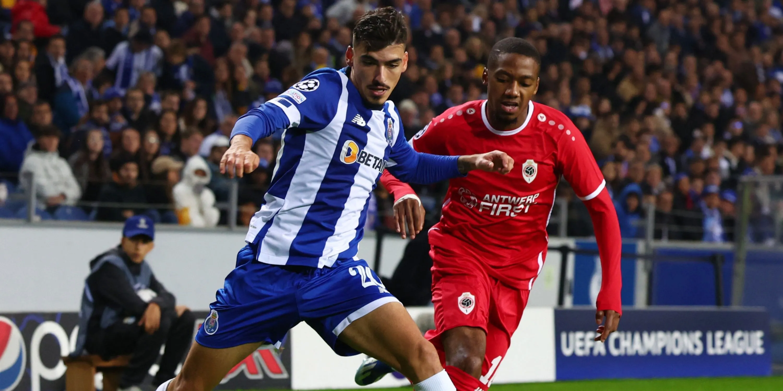 Michel-Ange Balikwisha trong màu áo Royal Antwerp - Mục tiêu của Celtic