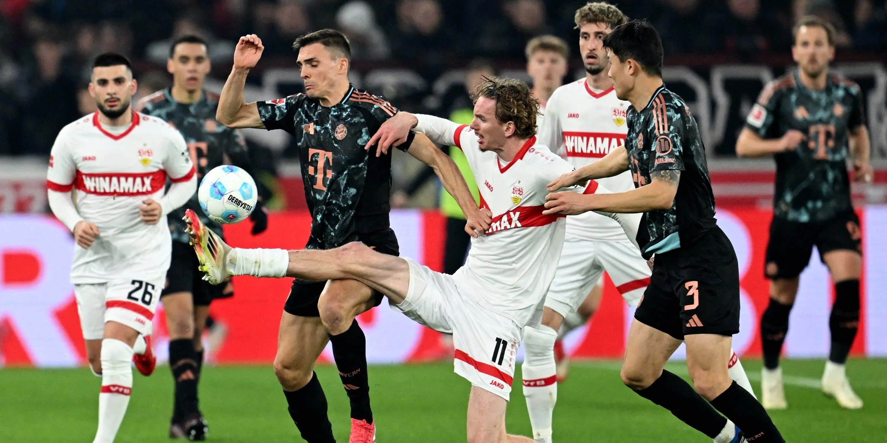 Nick Woltemade tranh bóng với cầu thủ Bayern Munich, thể hiện khả năng đối đầu