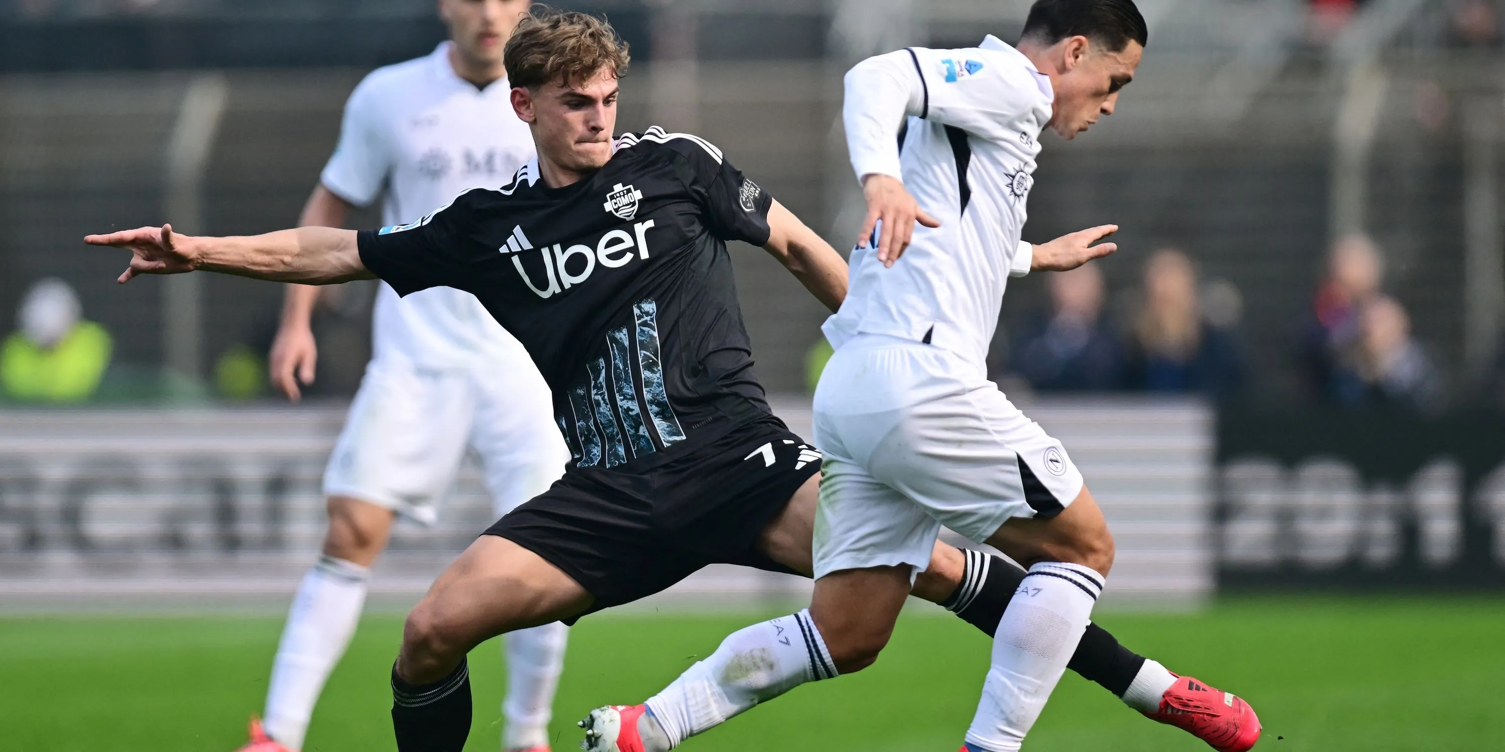 Nico Paz (áo xanh, Como) tranh bóng với cầu thủ Napoli tại Serie A.