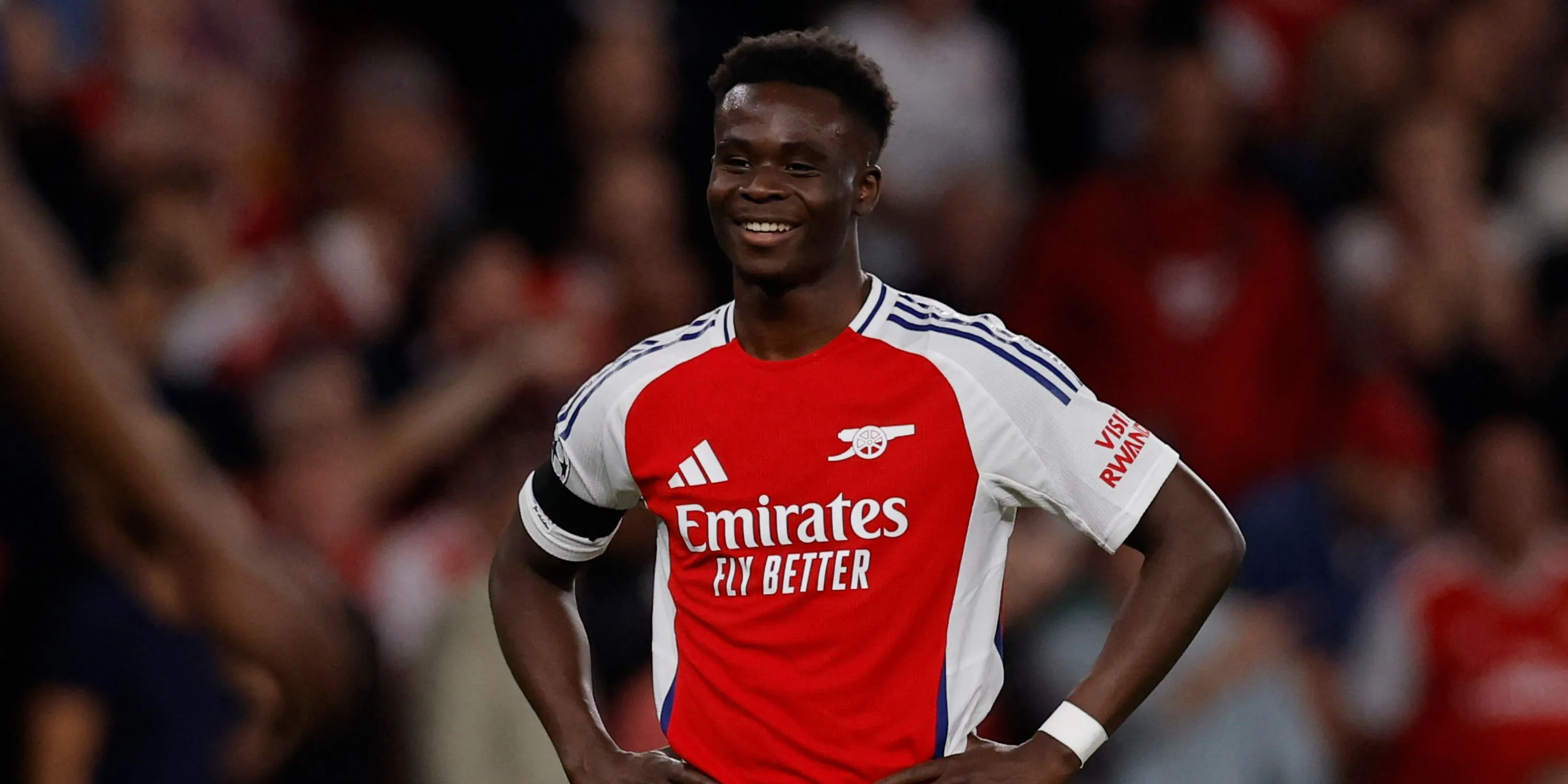 Siêu sao tấn công Bukayo Saka của Arsenal đang ăn mừng hoặc thi đấu