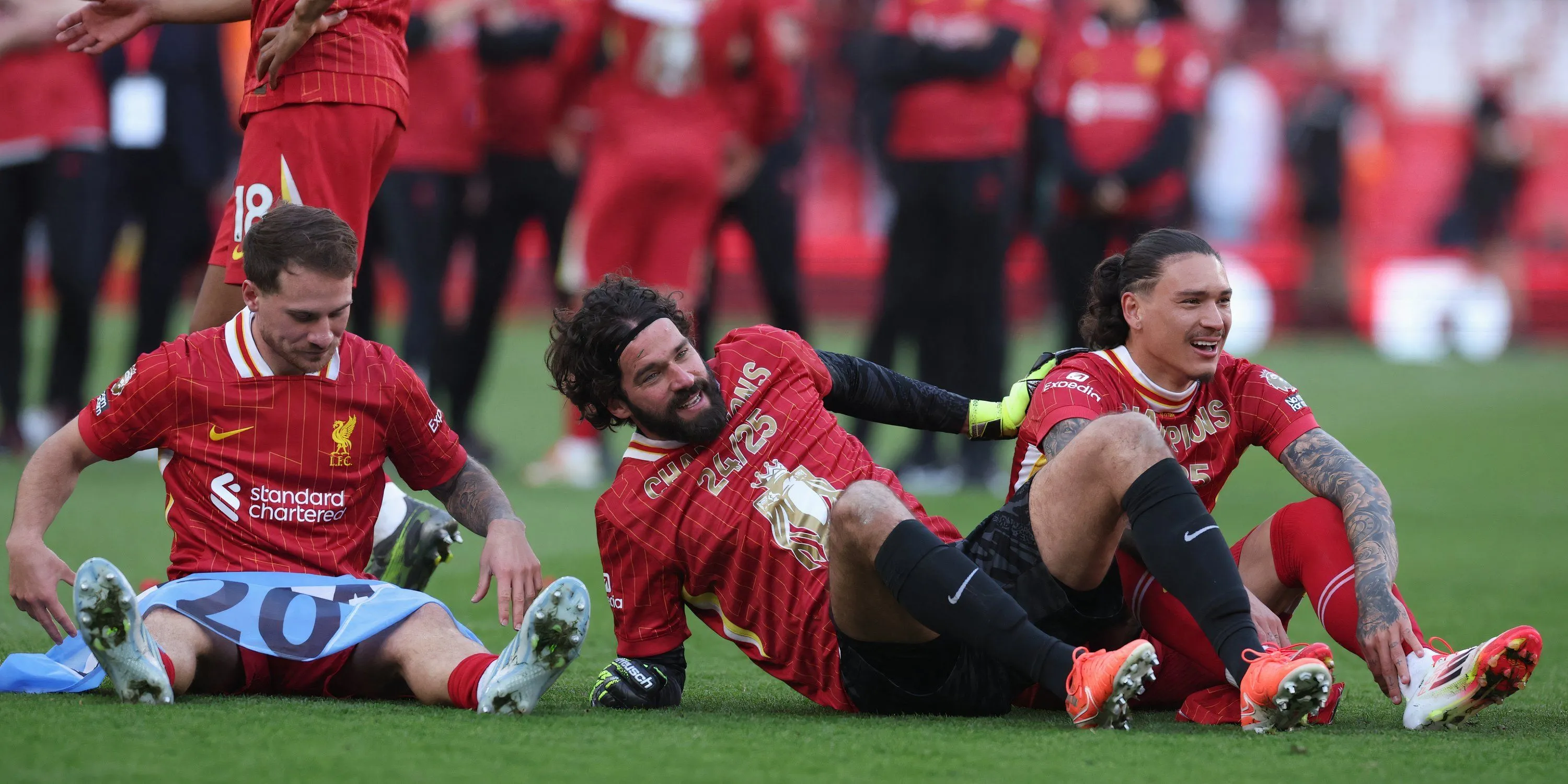 Thủ môn Alisson Becker cùng các đồng đội Liverpool trên sân Anfield.