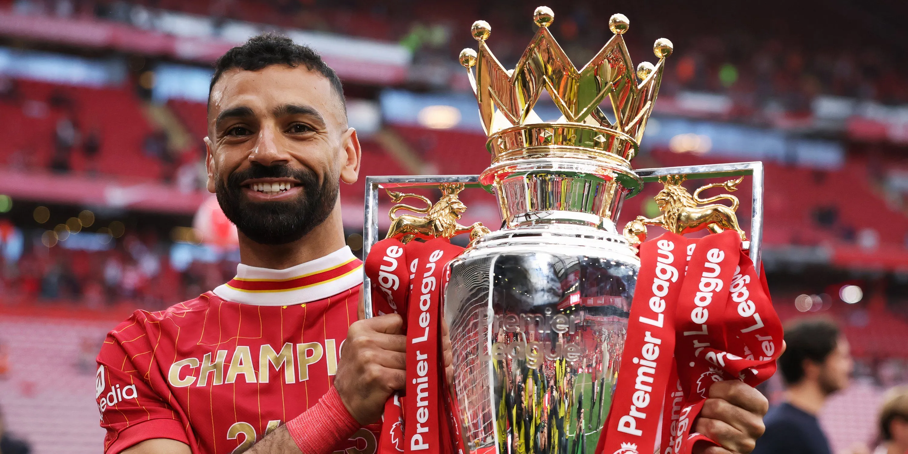 Tiền đạo Mohamed Salah chụp ảnh với chiếc cúp Premier League sau mùa giải thành công.