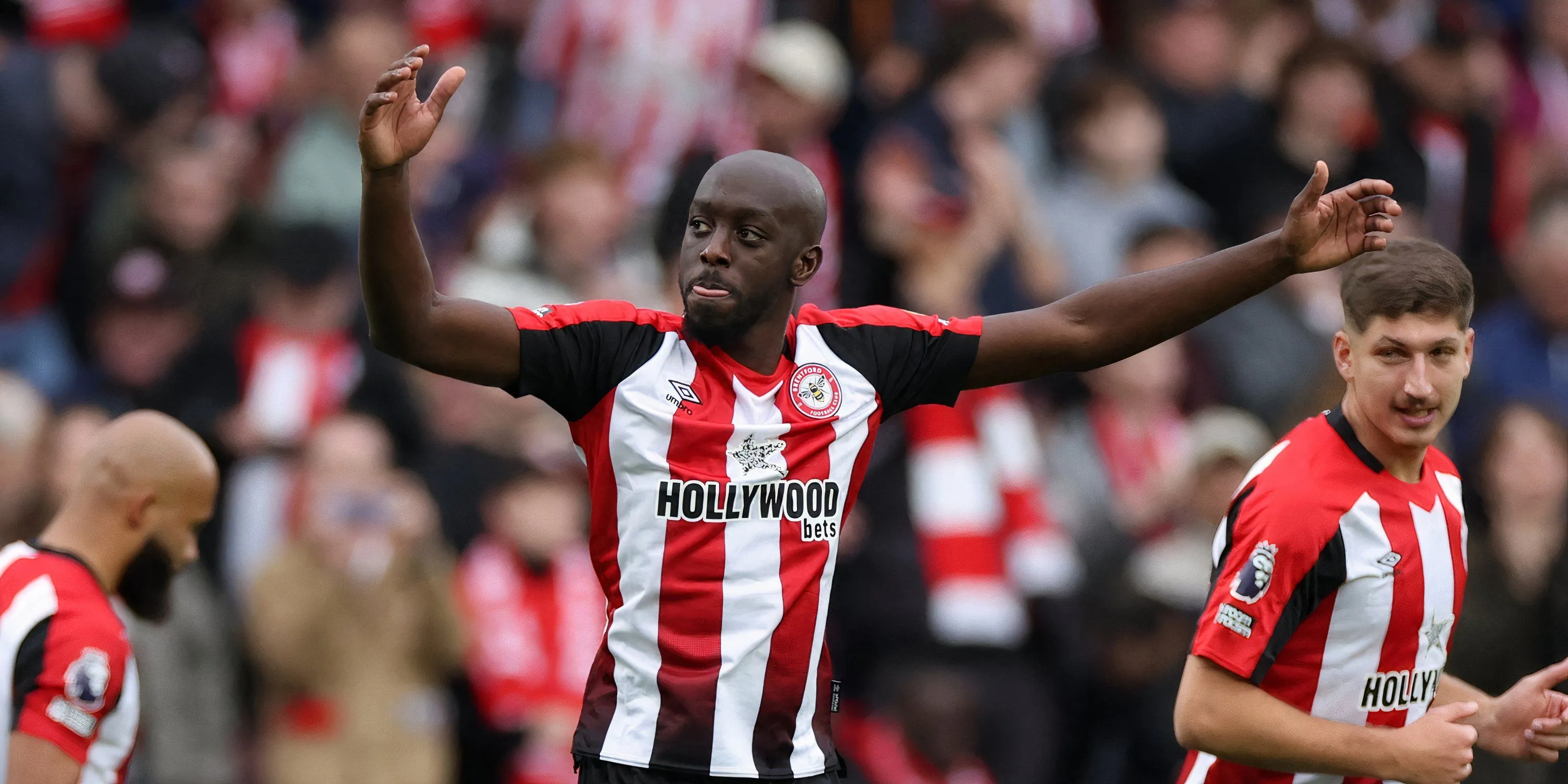 Tiền đạo Yoane Wissa ăn mừng sau khi ghi bàn cho Brentford tại Premier League
