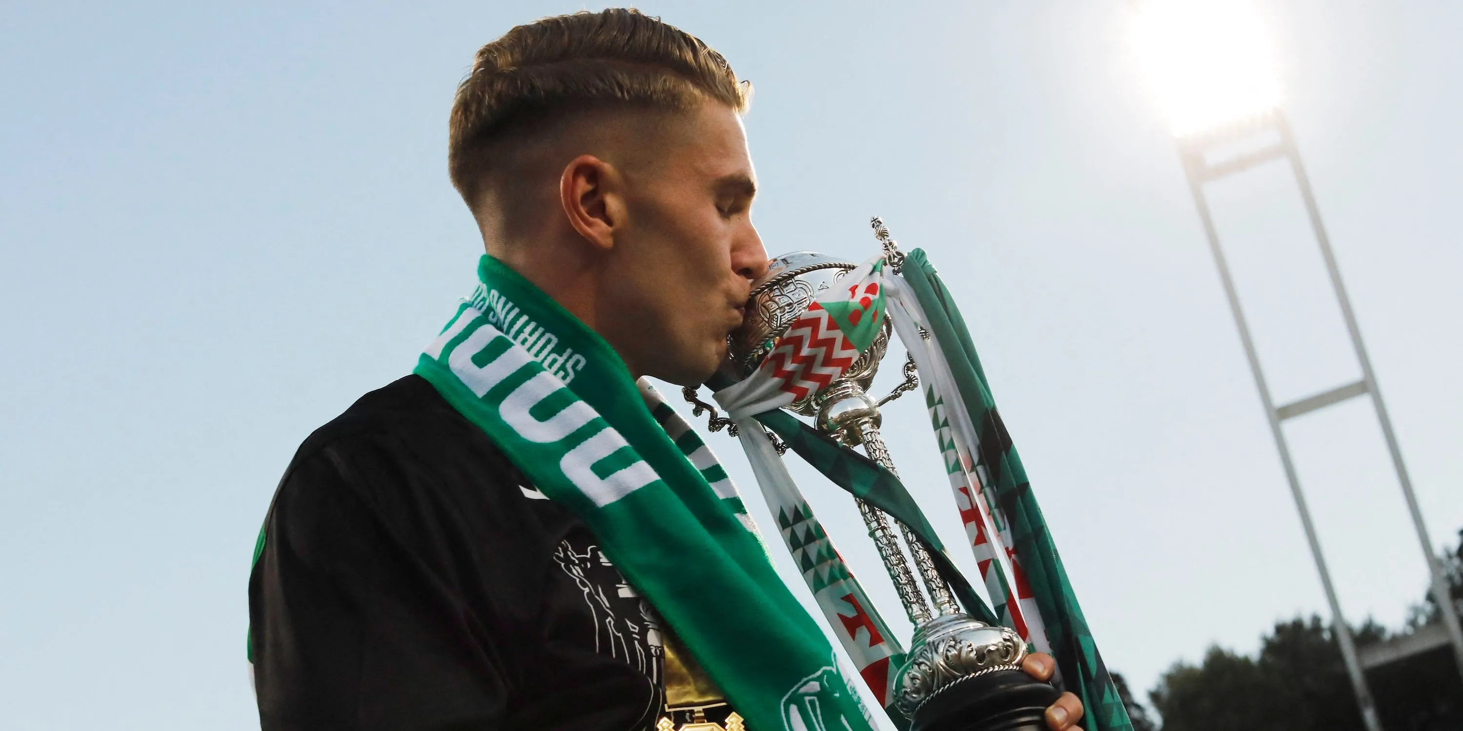 Viktor Gyokeres hôn cúp Taça de Portugal cùng Sporting CP