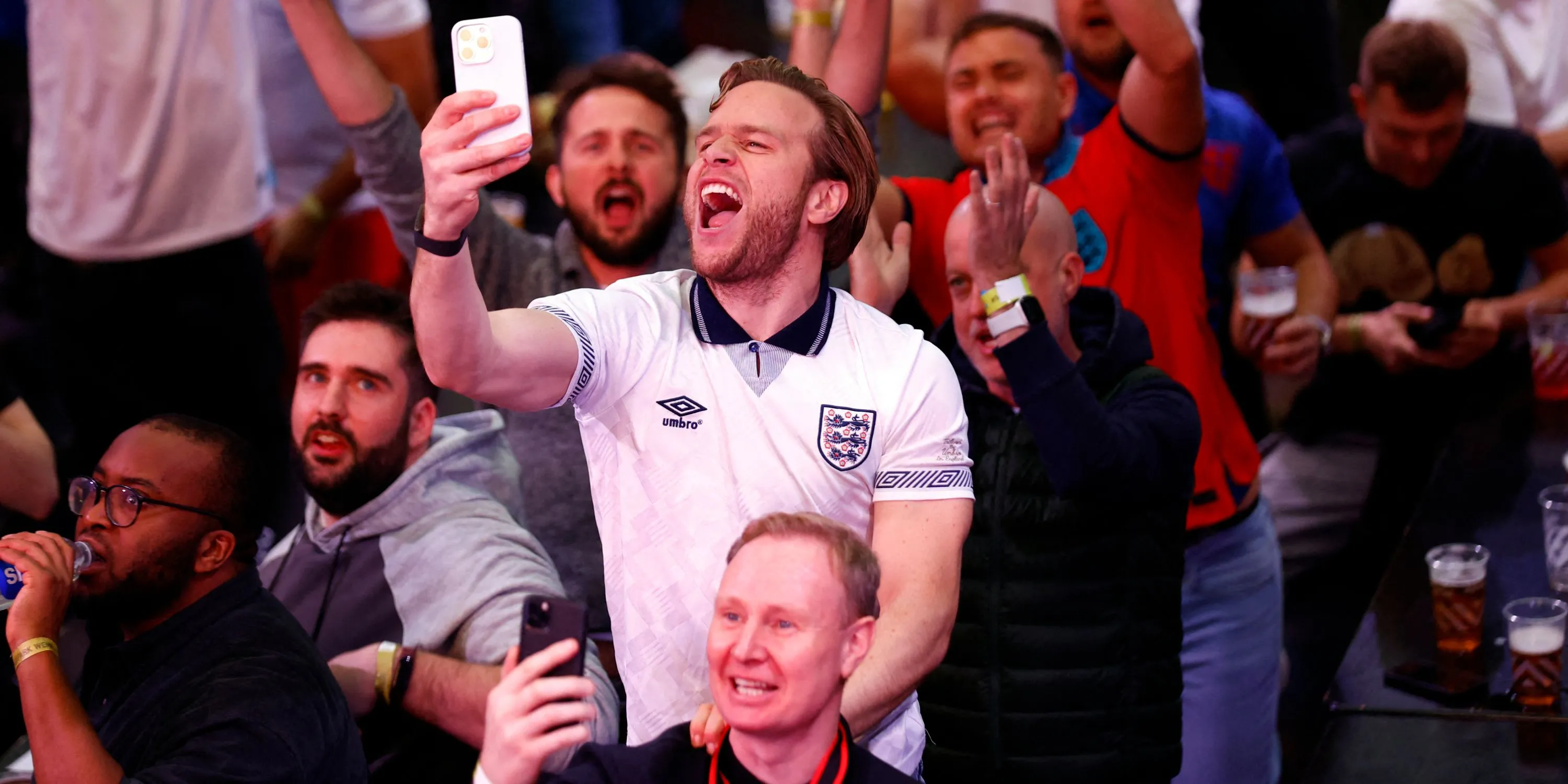 Ca sĩ Olly Murs, fan cuồng nhiệt của Manchester United, tại sân Old Trafford.