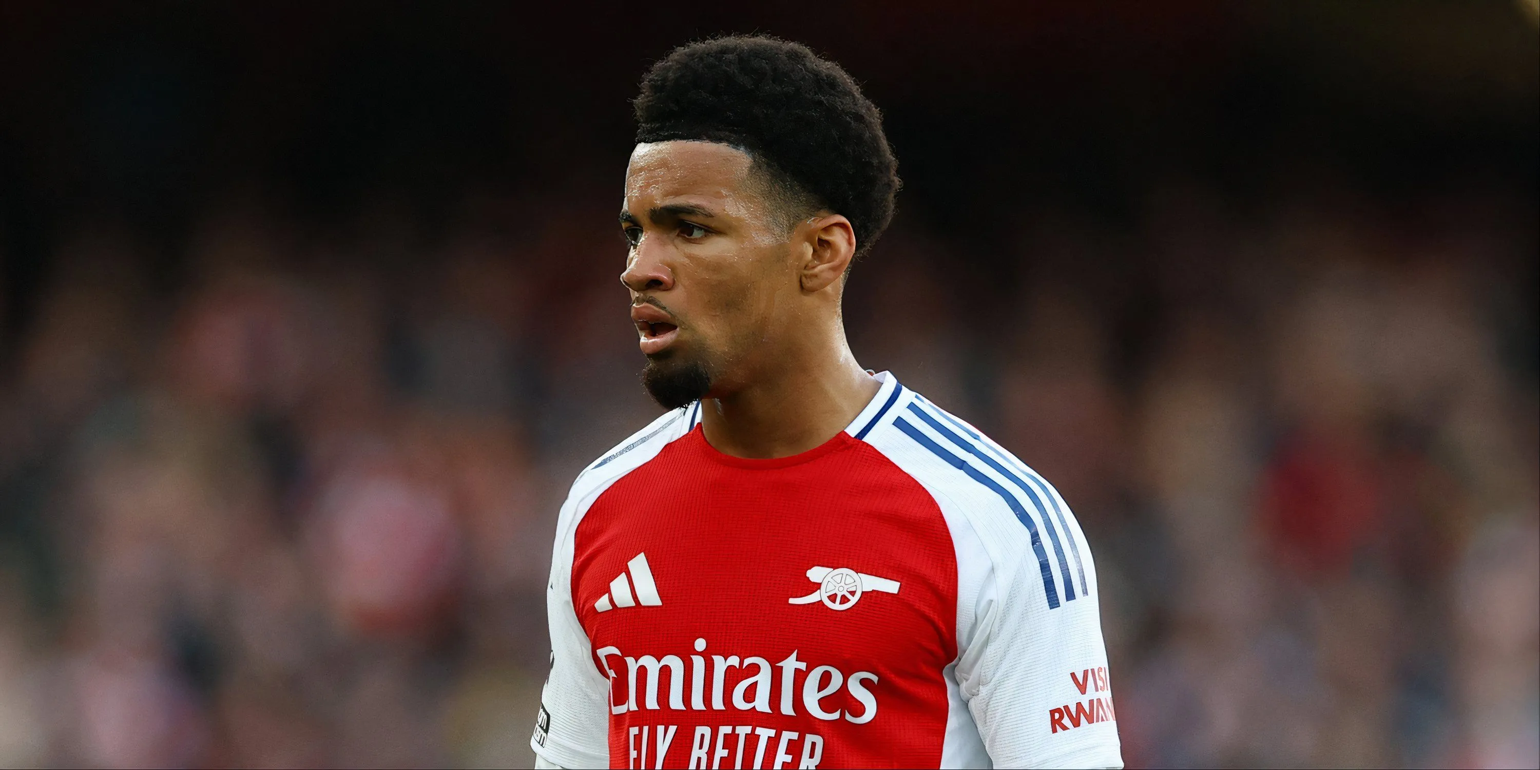 Cầu thủ trẻ Ethan Nwaneri của Arsenal trong một trận đấu