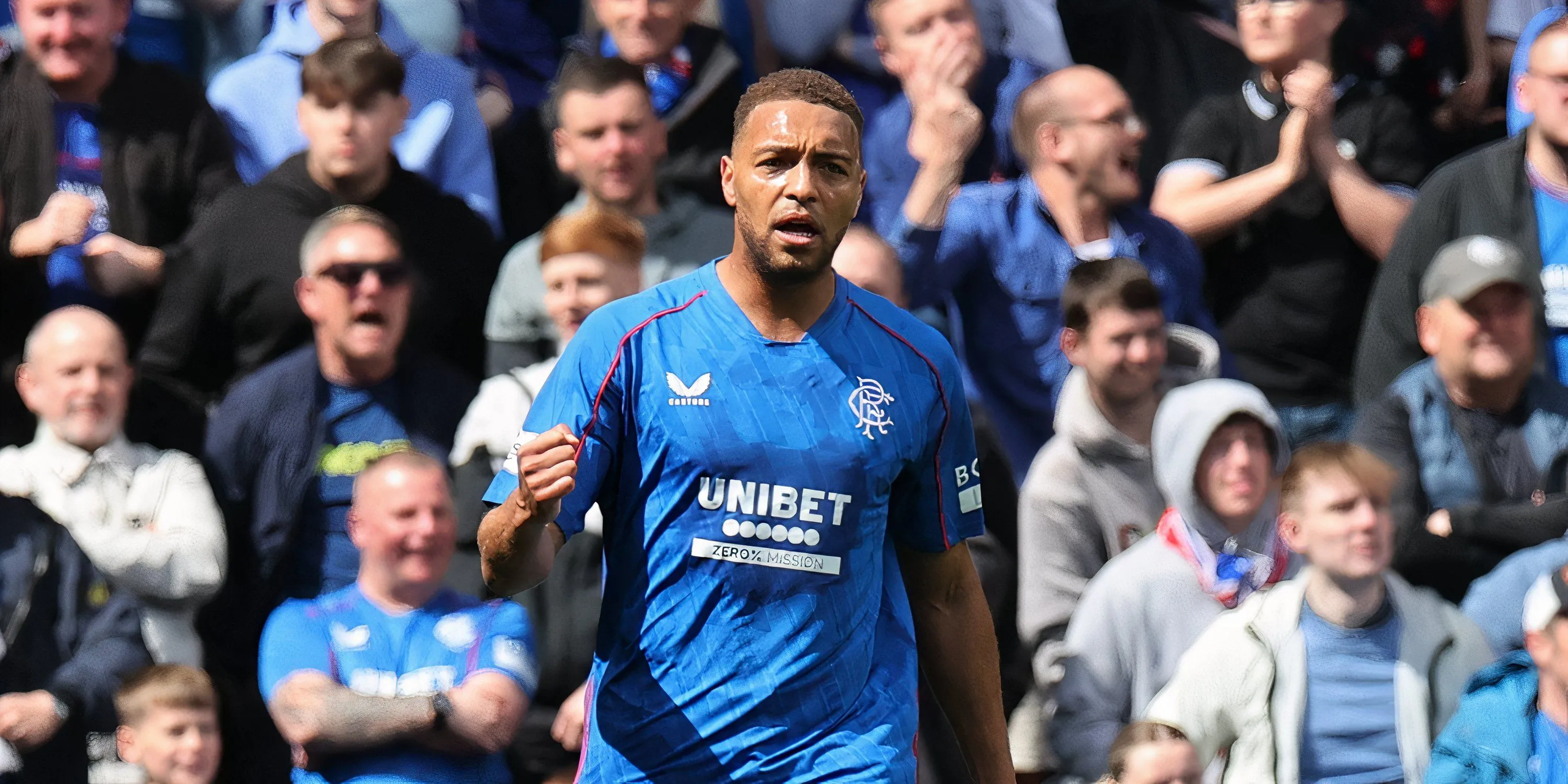 Cyriel Dessers đối đầu Celtic trong trận derby Old Firm
