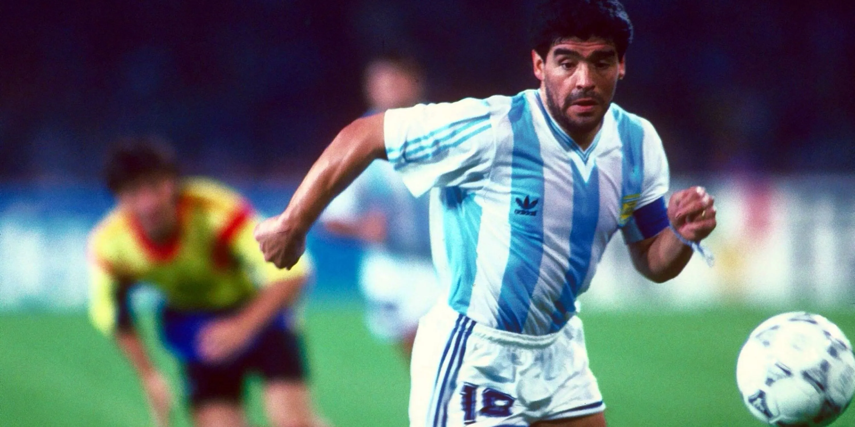 Diego Maradona, biểu tượng bóng đá thế giới, ngưỡng mộ sự cuồng nhiệt của CĐV Liverpool.