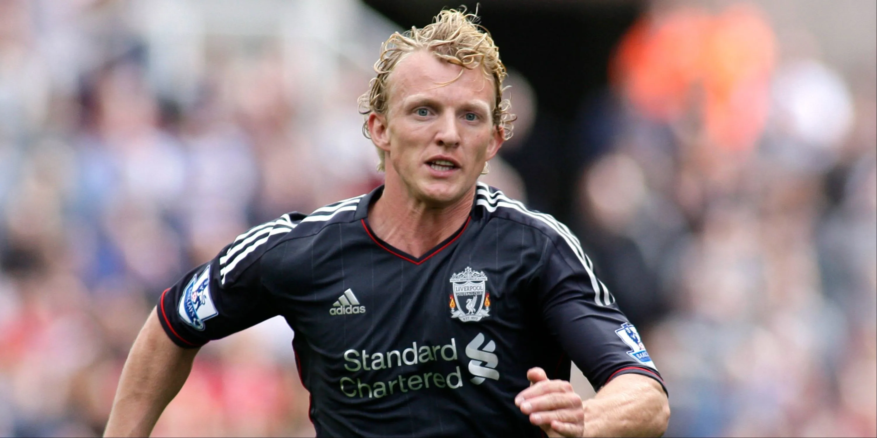 Dirk Kuyt trong màu áo Liverpool, một tiền vệ cánh đa năng với cường độ làm việc và khả năng pressing đáng nể
