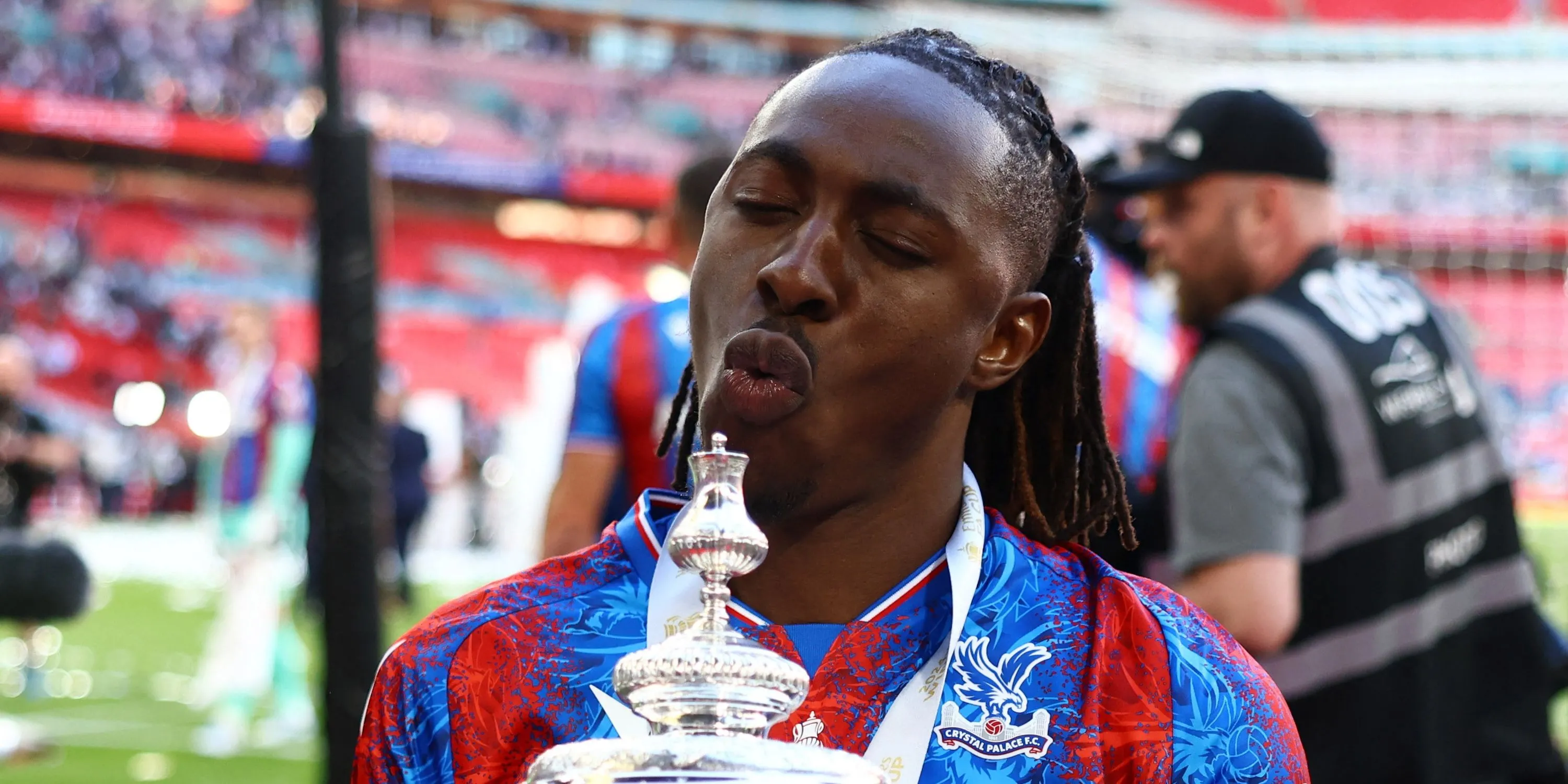 Eberechi Eze ăn mừng cùng chiếc cúp FA sau khi giúp Crystal Palace đánh bại Man City.