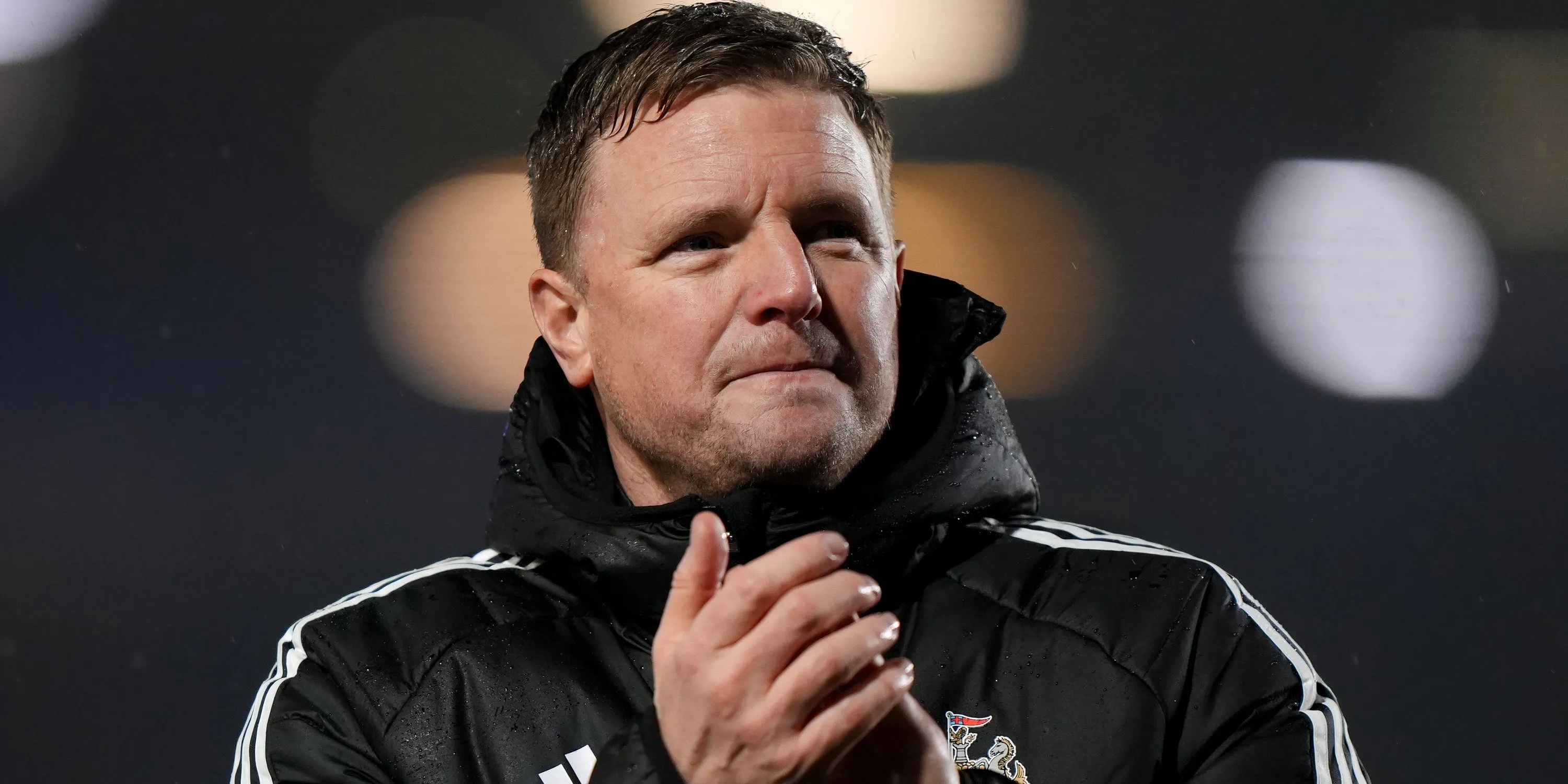 Eddie Howe, huấn luyện viên Newcastle United vỗ tay