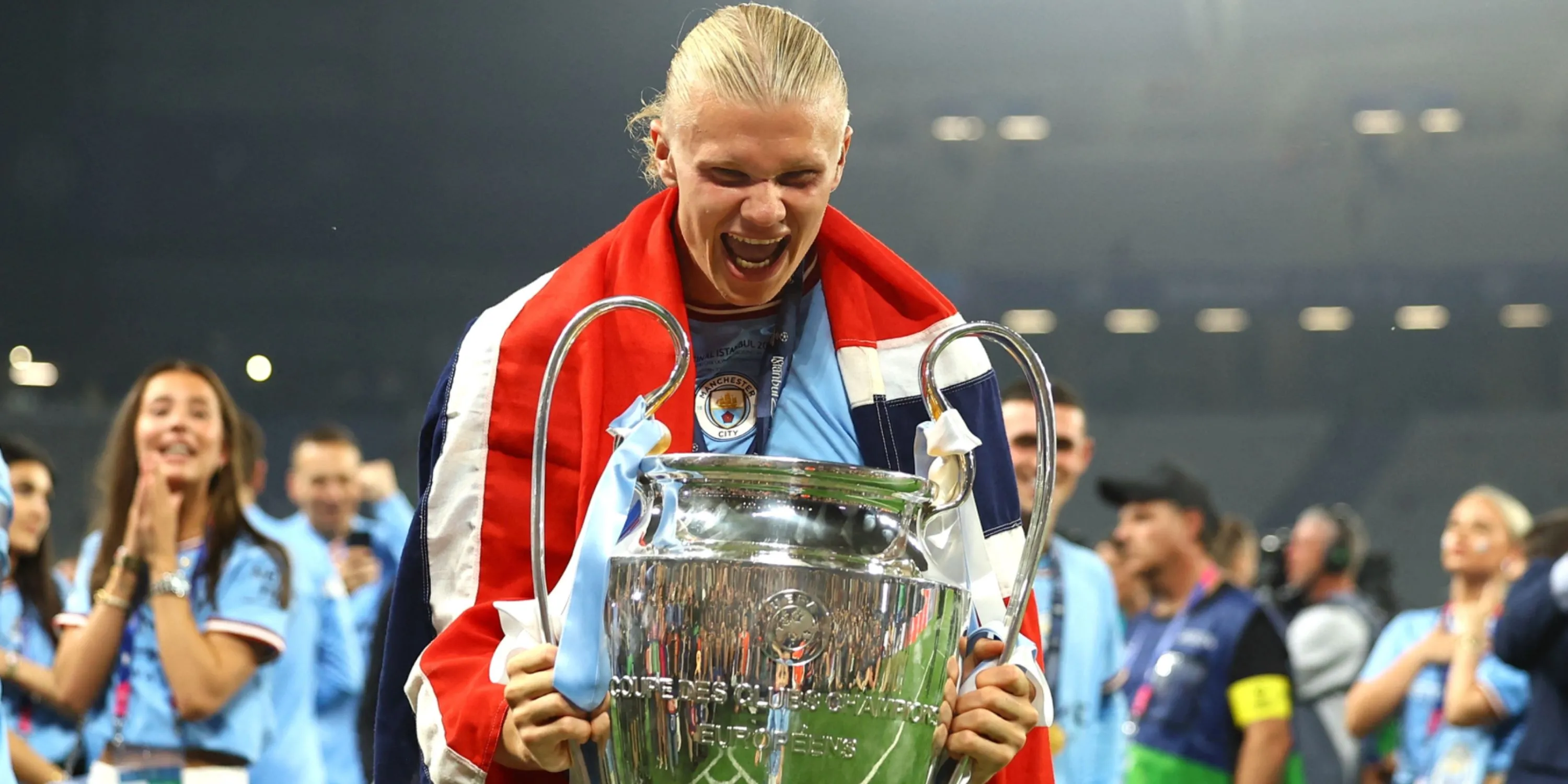 Erling Haaland cùng cúp C1 Champions League, biểu tượng cú ăn ba lịch sử của Manchester City