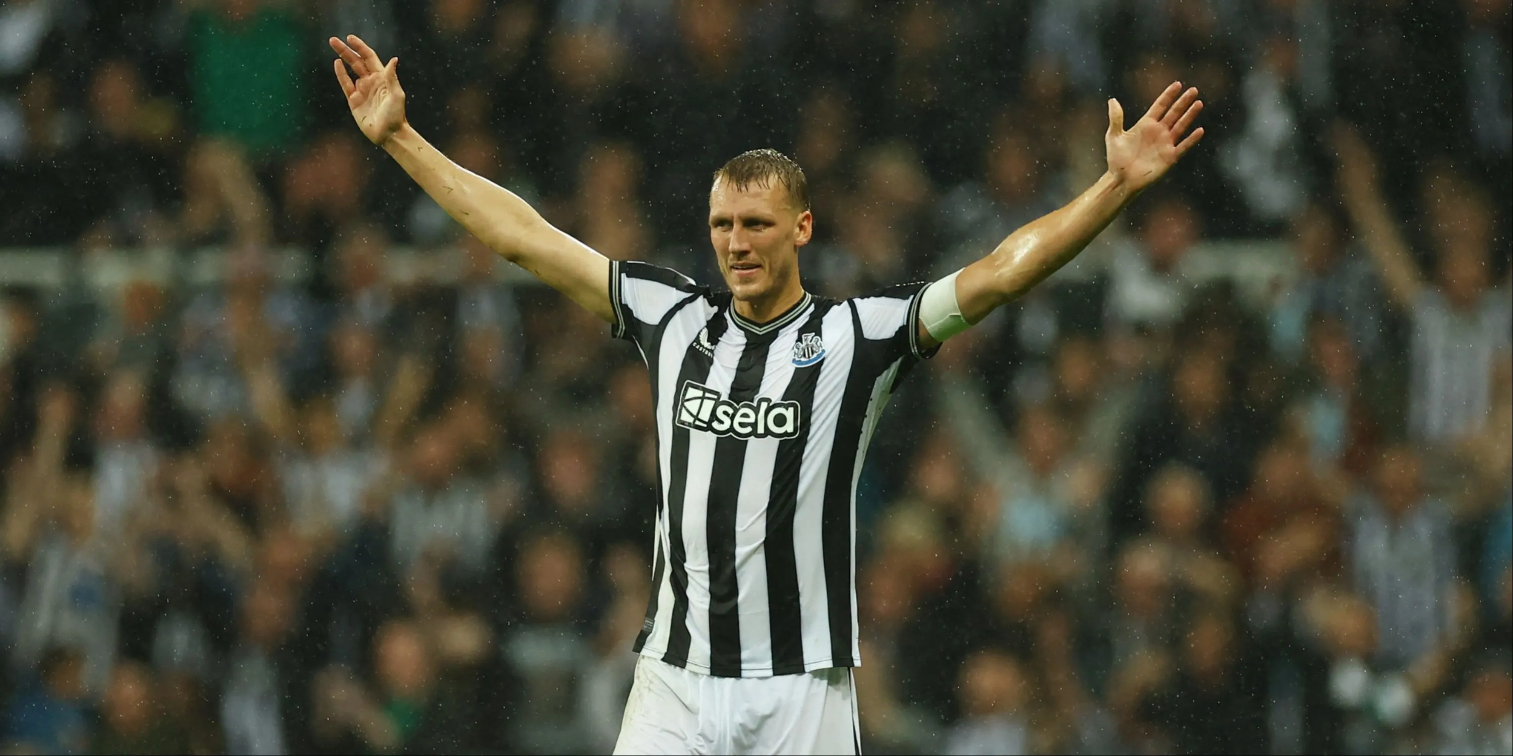 Hậu vệ Dan Burn trong màu áo Newcastle United tại Ngoại hạng Anh