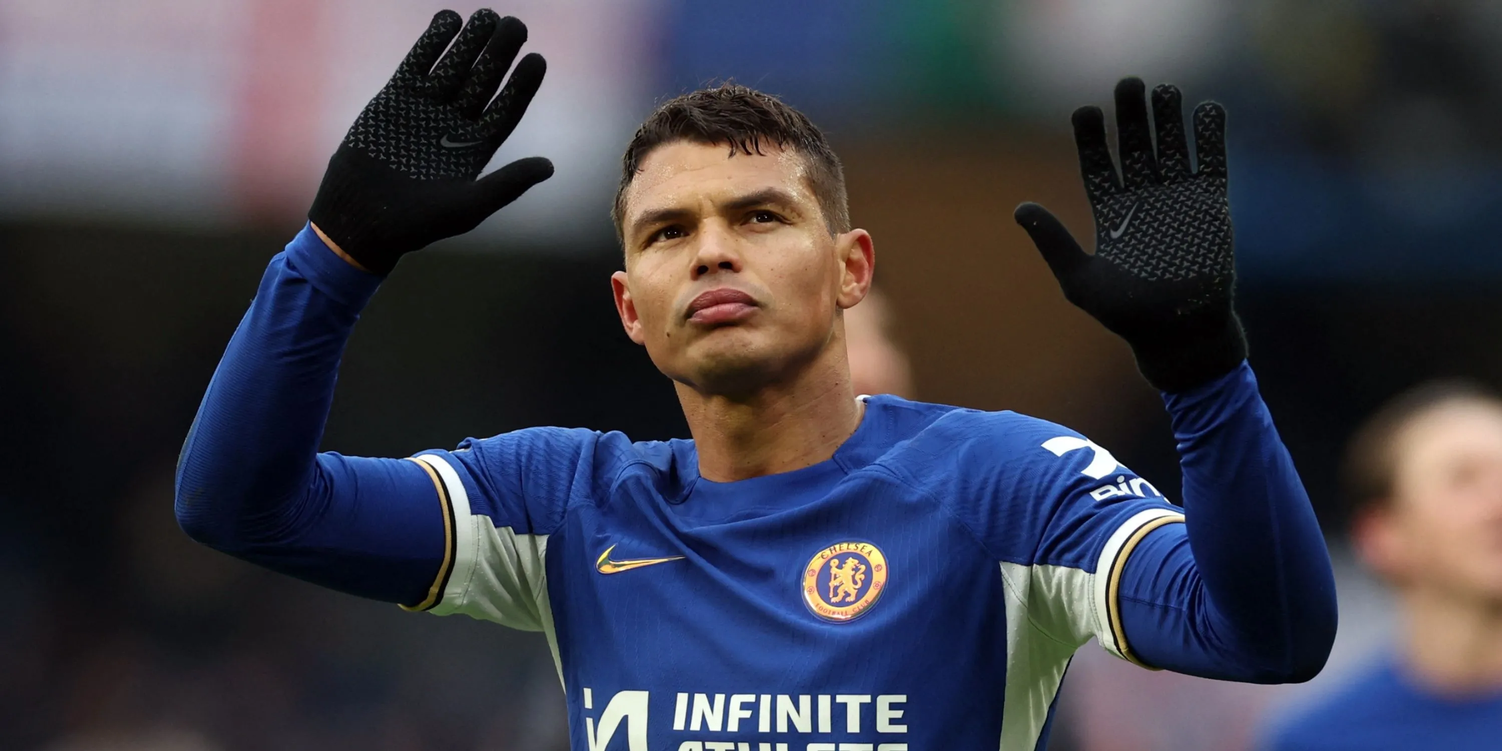 Hậu vệ Thiago Silva của Chelsea nhìn về khán đài Stamford Bridge trong một trận đấu.