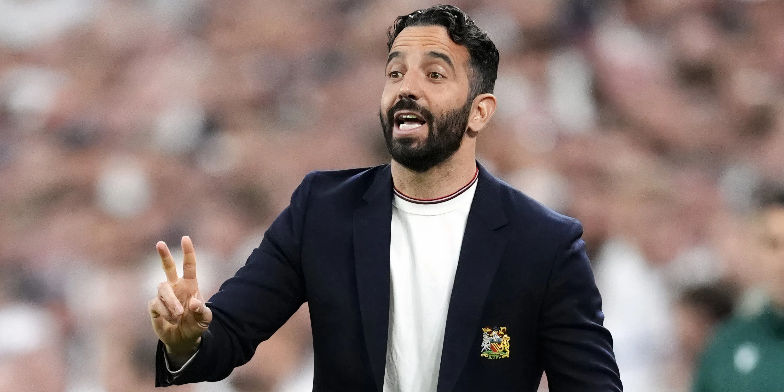 HLV Ruben Amorim của Manchester United chỉ đạo trên đường biên, tìm kiếm bổ sung cho hàng tiền vệ