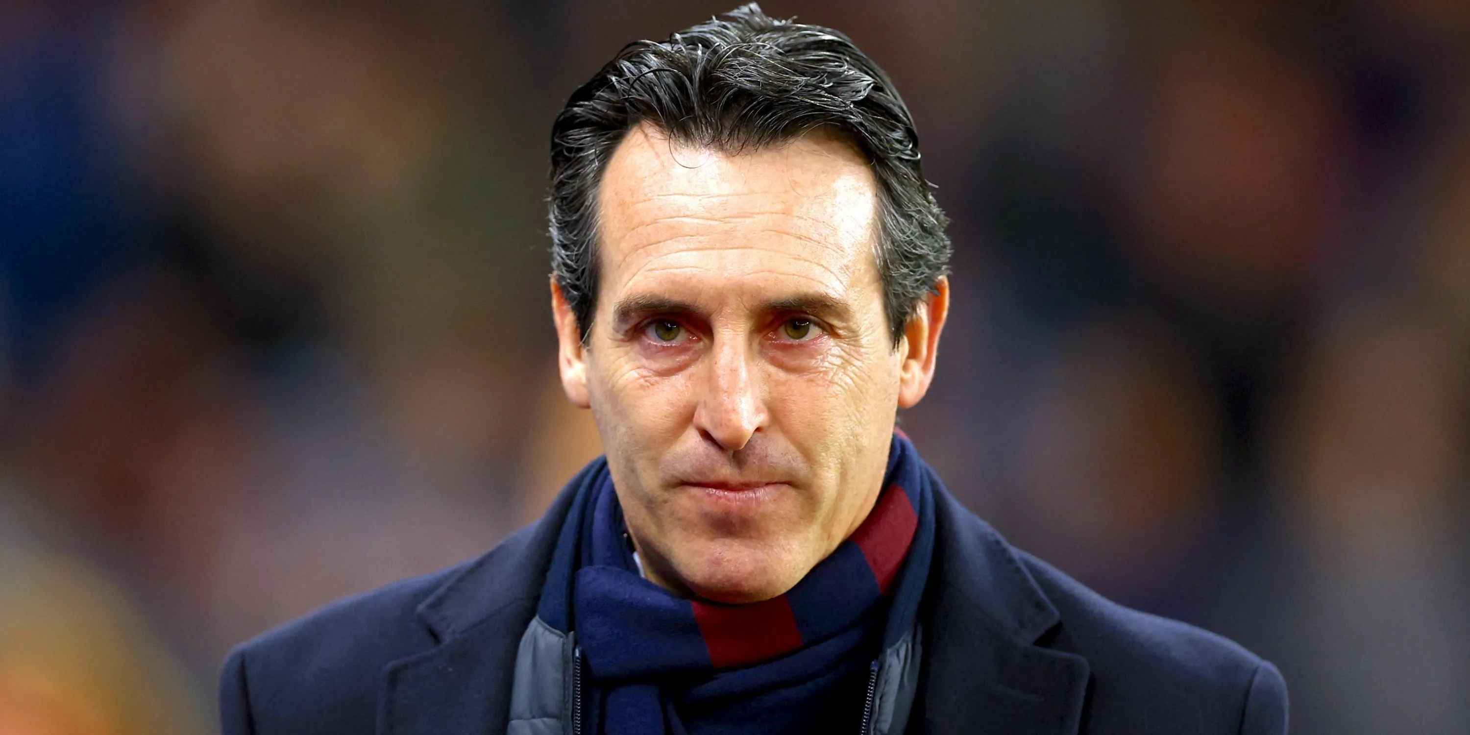 Huấn luyện viên Aston Villa Unai Emery theo dõi từ đường biên