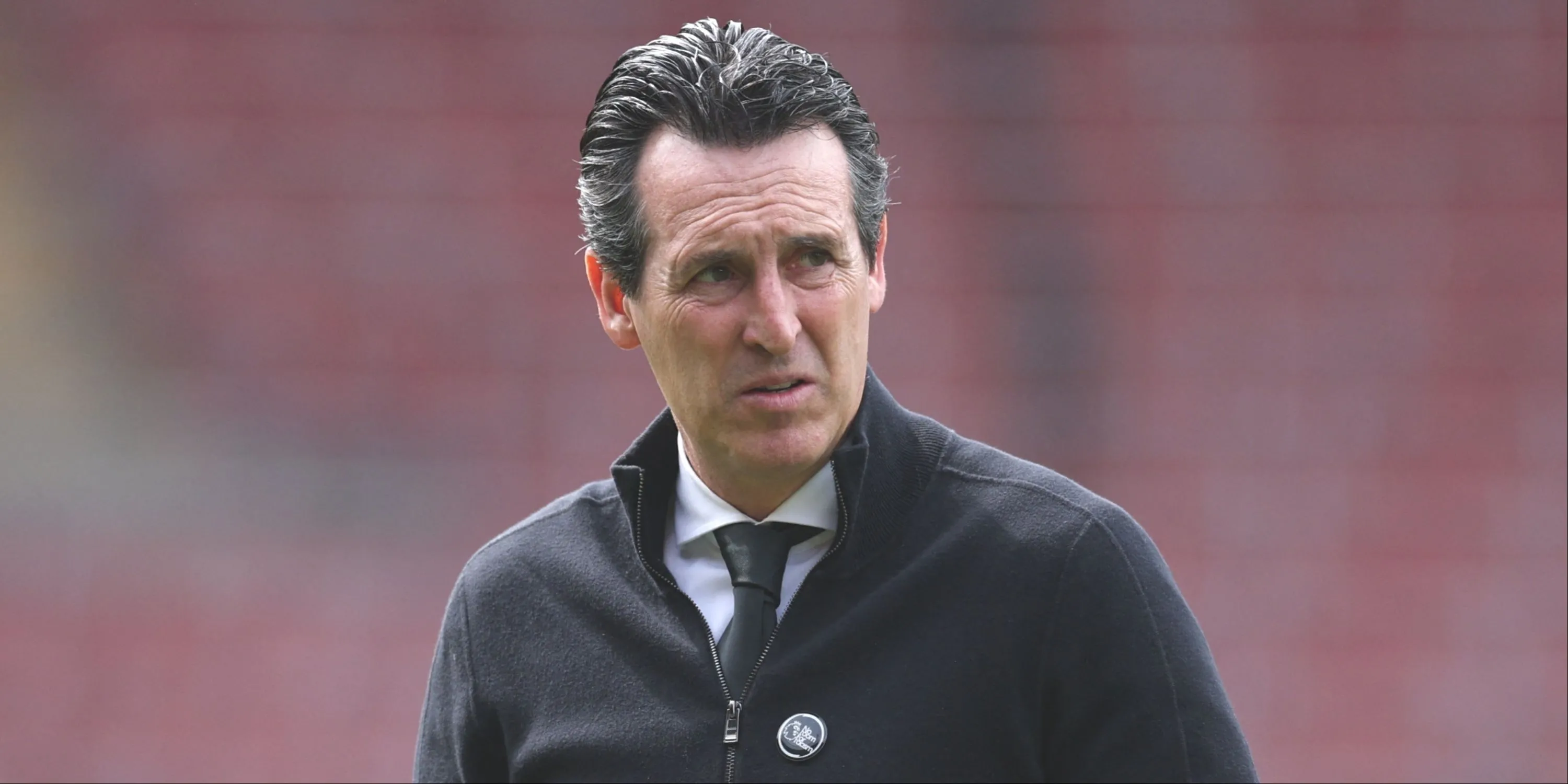 Huấn luyện viên Unai Emery của Aston Villa đang theo dõi trận đấu.