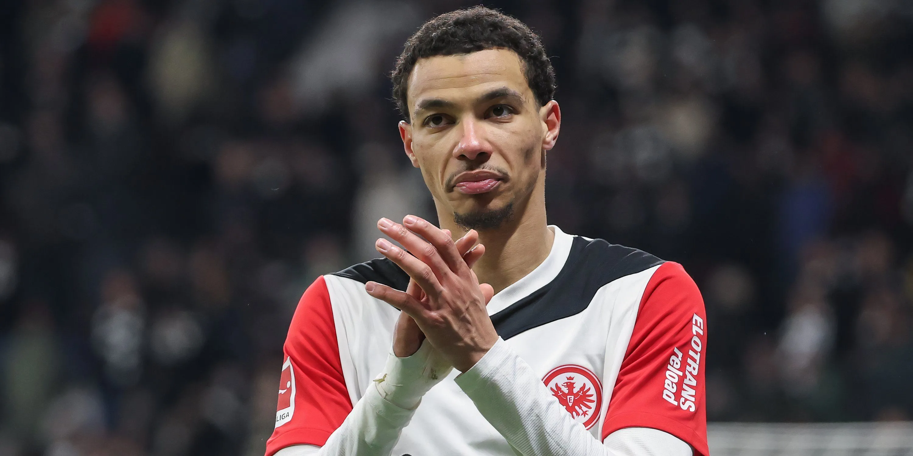 Hugo Ekitike tri ân người hâm mộ Eintracht Frankfurt, cho thấy phong cách chơi toàn diện