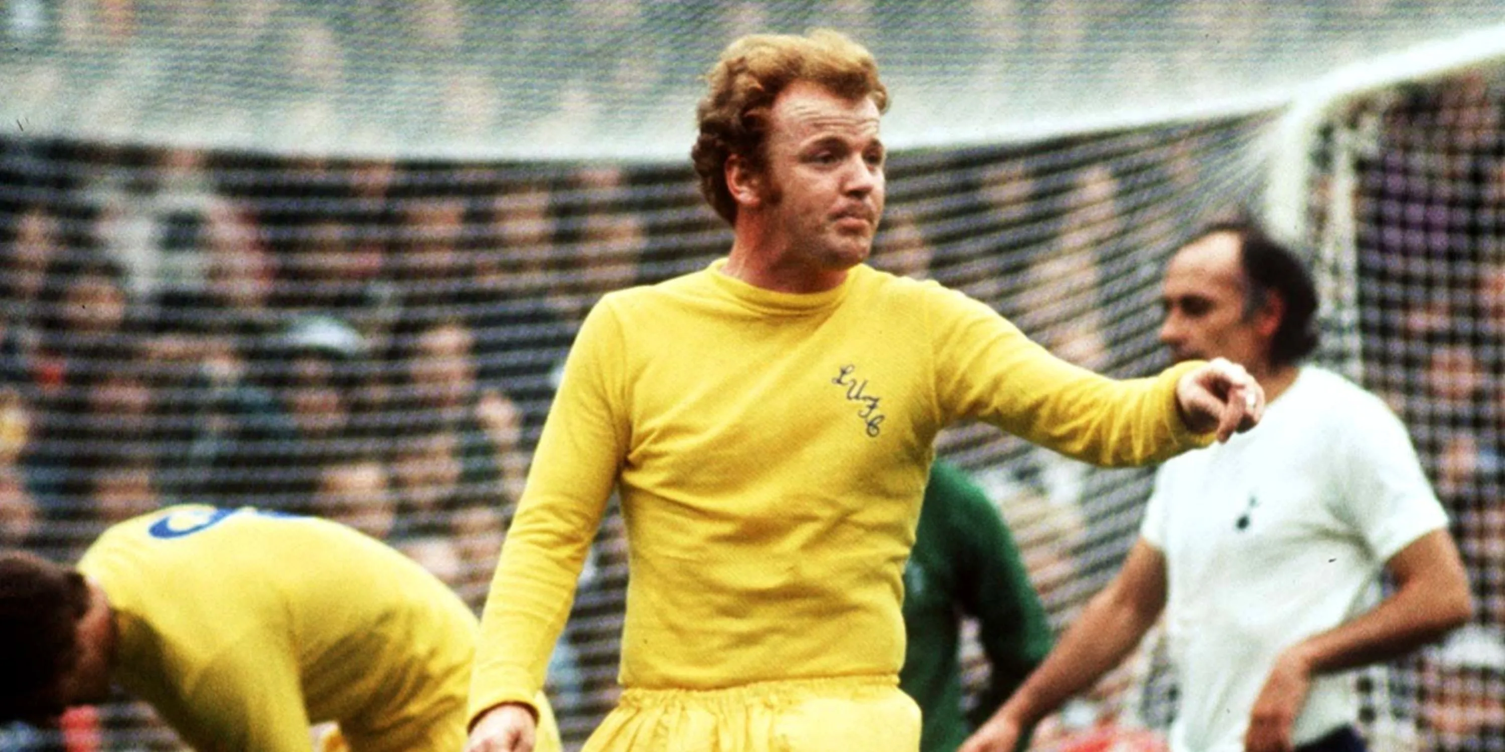 Huyền thoại Billy Bremner trong màu áo Leeds United, biểu tượng của sự bền bỉ và tinh thần chiến đấu