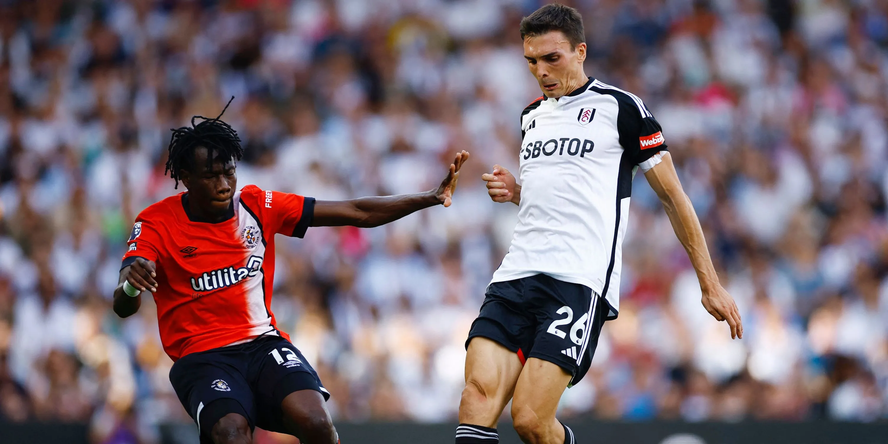 João Palhinha của Fulham trong một pha tranh chấp quyết liệt với Issa Kabore của Luton Town, minh họa lối chơi lăn xả của tiền vệ này.