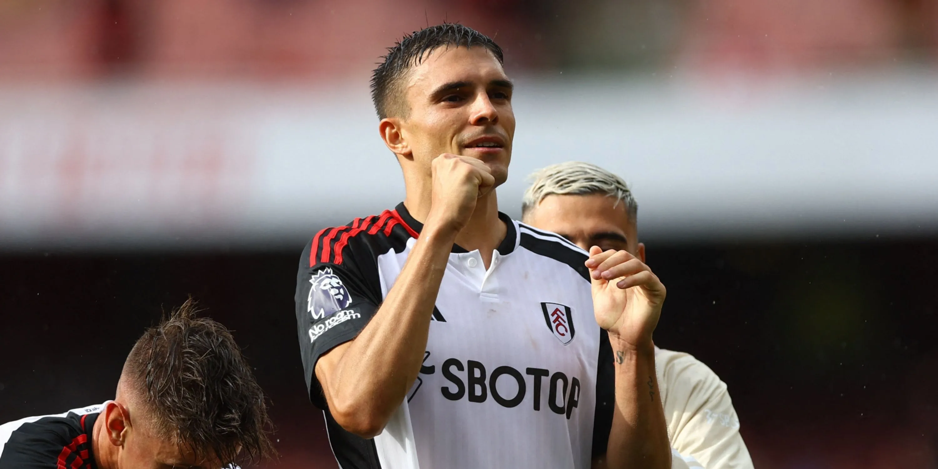 João Palhinha trong màu áo Fulham tranh chấp bóng tại Premier League, thể hiện khả năng phòng ngự và sự quyết liệt đặc trưng.