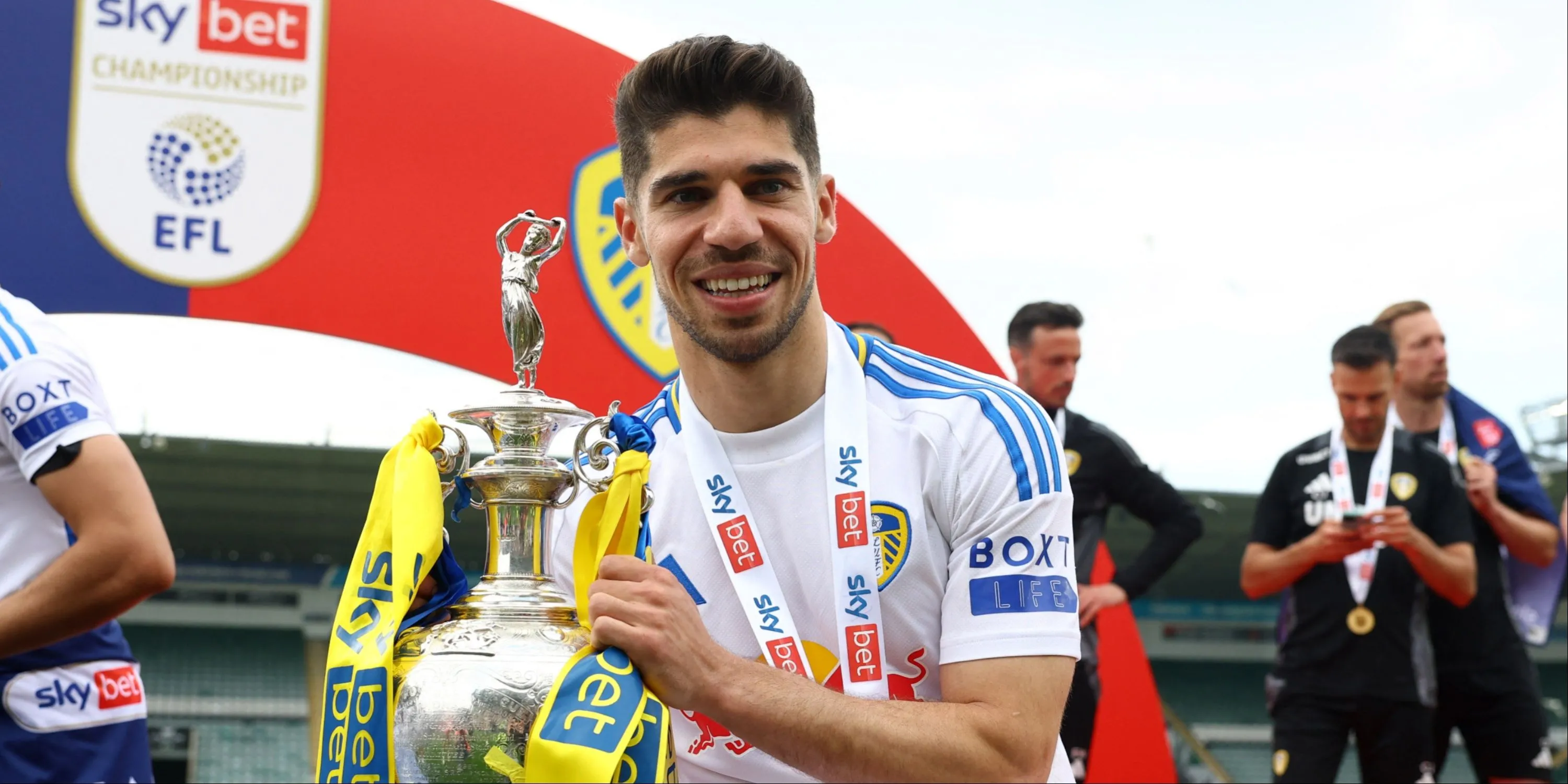 Manor Solomon trong màu áo Leeds United, cầu thủ chạy cánh đang được Tottenham định giá 20 triệu bảng