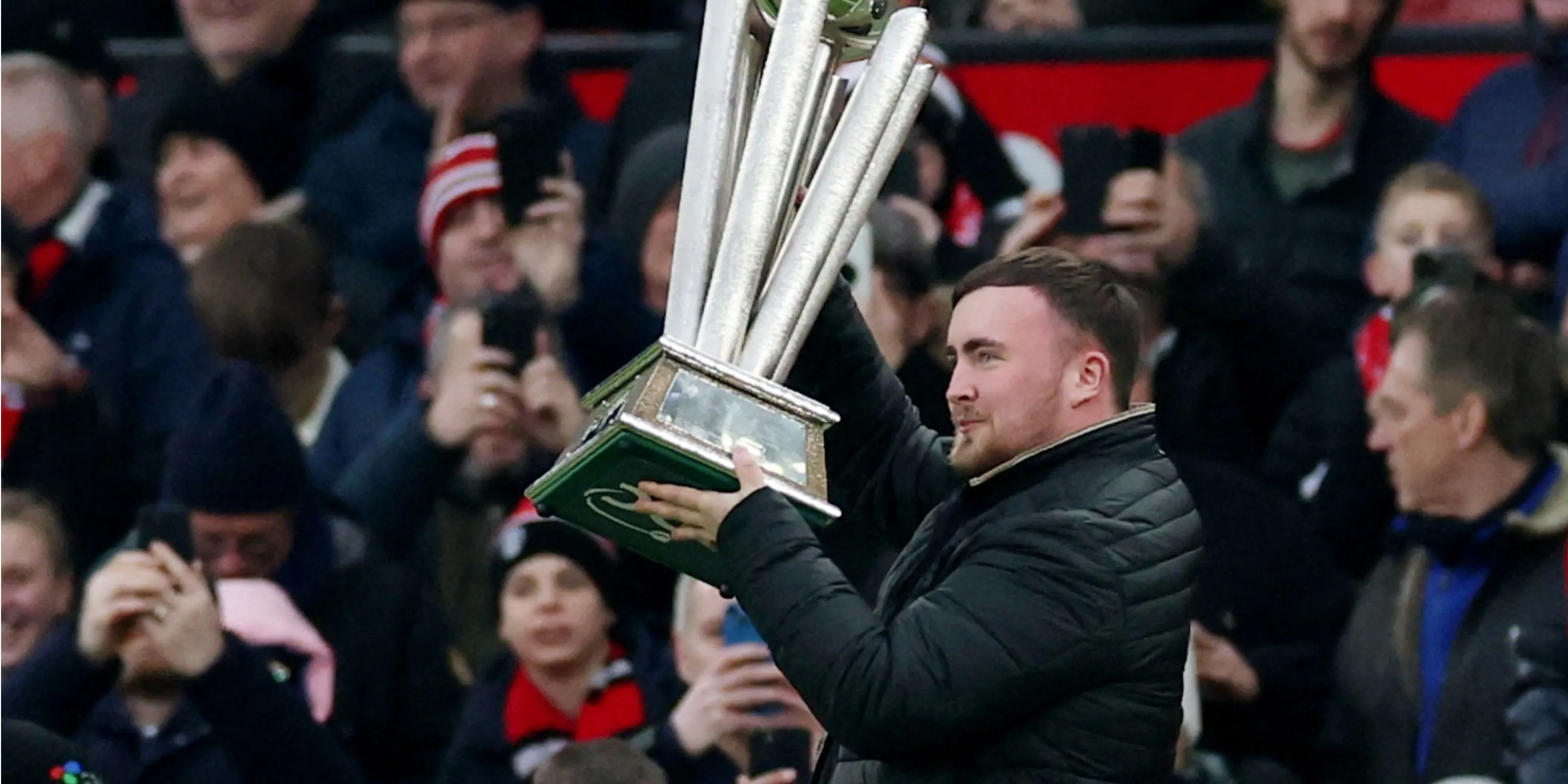 Ngôi sao phi tiêu Luke Littler khoe cúp vô địch tại Old Trafford, sân nhà Manchester United.