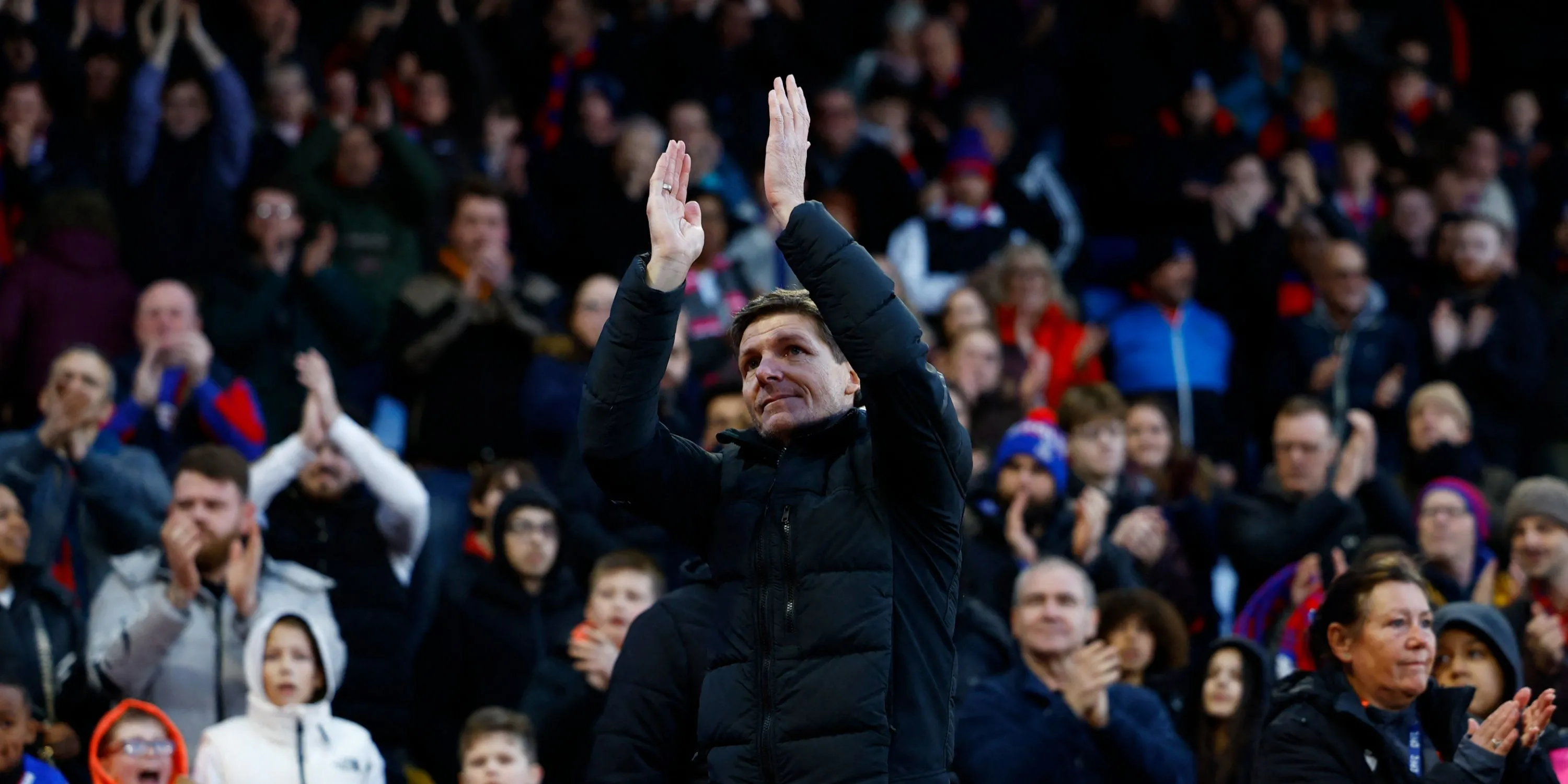 Oliver Glasner, HLV Crystal Palace, đang ra hiệu lệnh trên sân.
