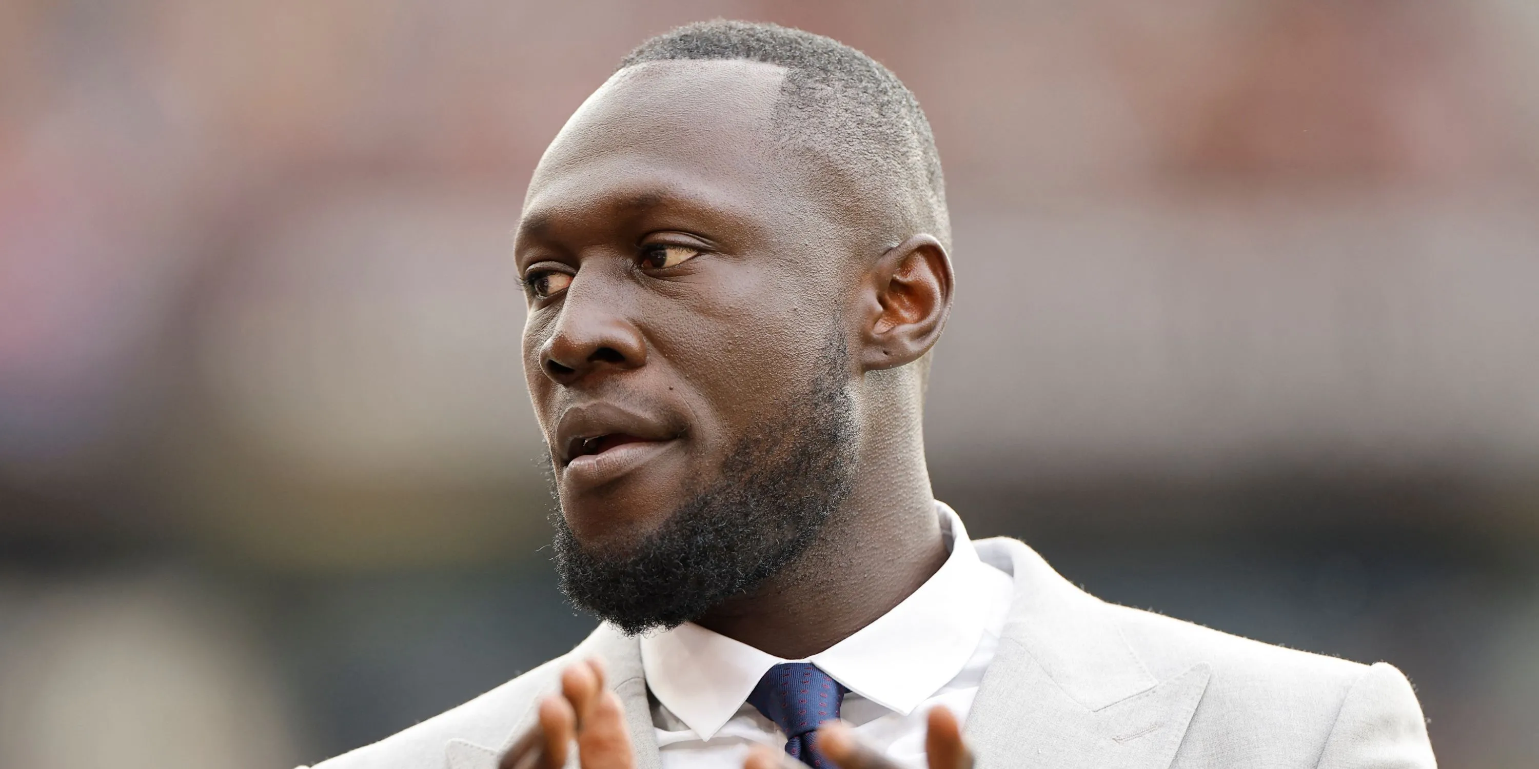 Rapper Stormzy, một fan lâu năm của Manchester United, xuất hiện trên sóng truyền hình.