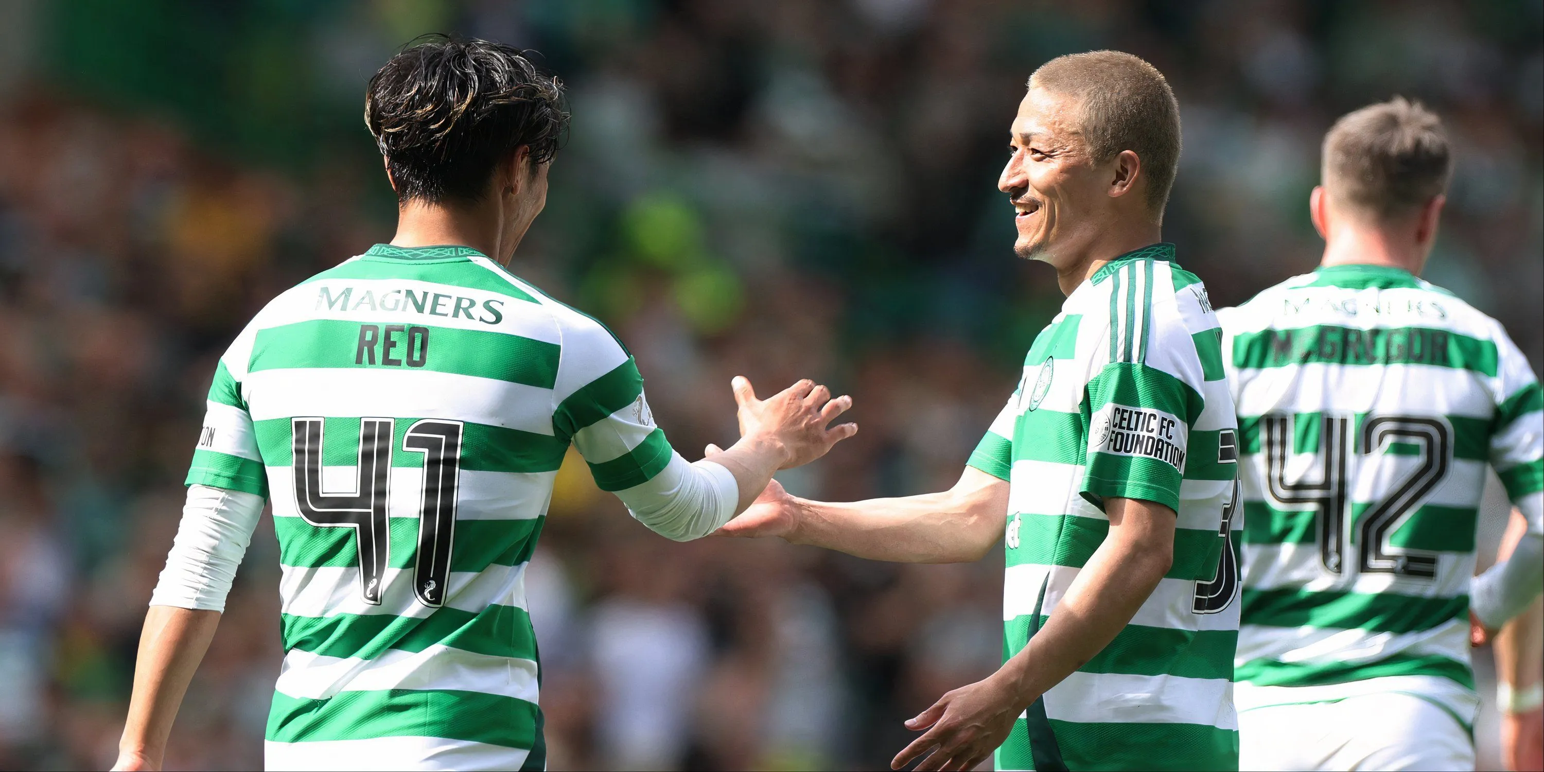 Reo Hatate và Daizen Maeda ăn mừng bàn thắng, hai trụ cột người Nhật Bản của Celtic