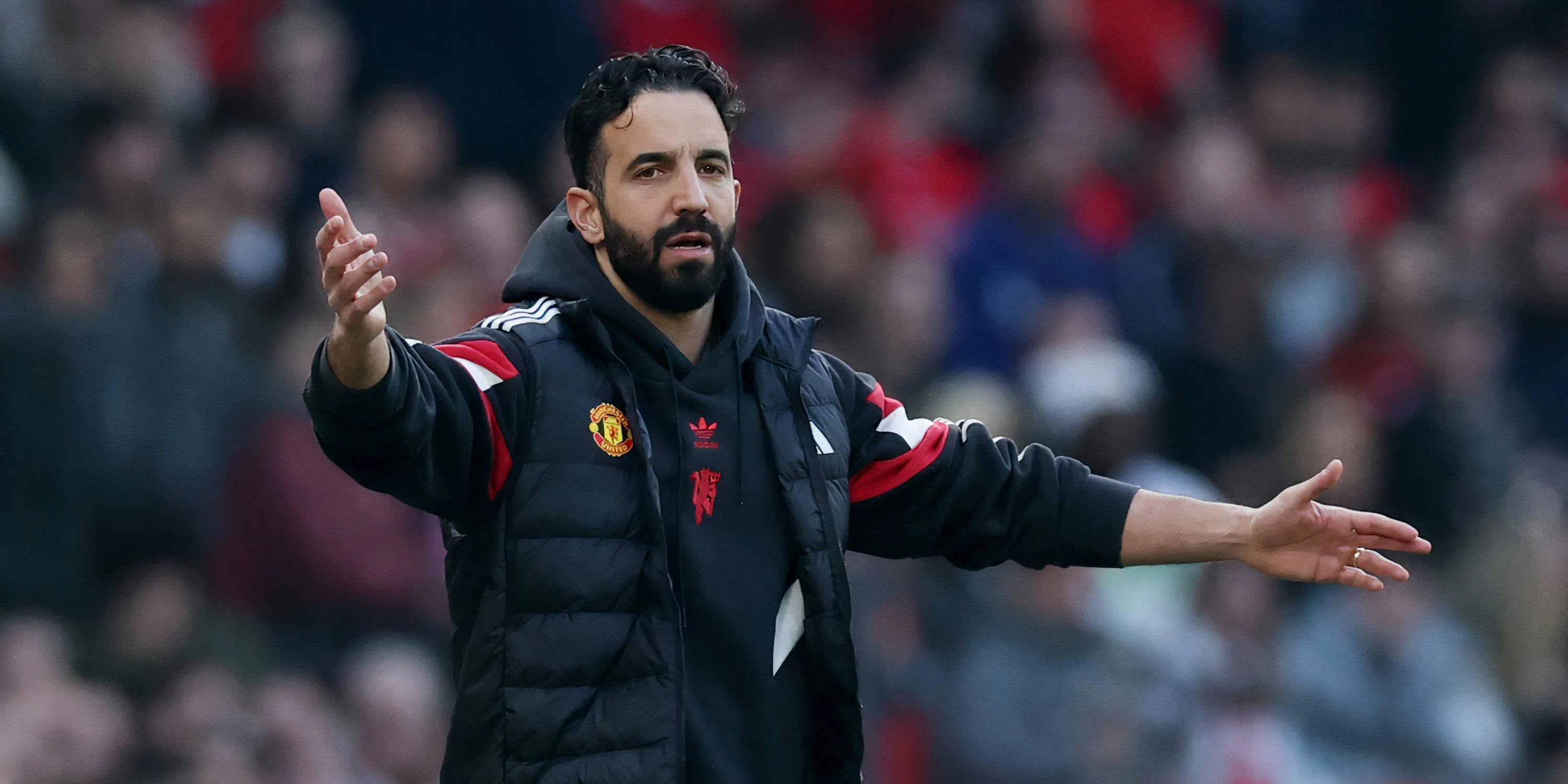 Ruben Amorim, HLV Manchester United, trên sân Old Trafford.