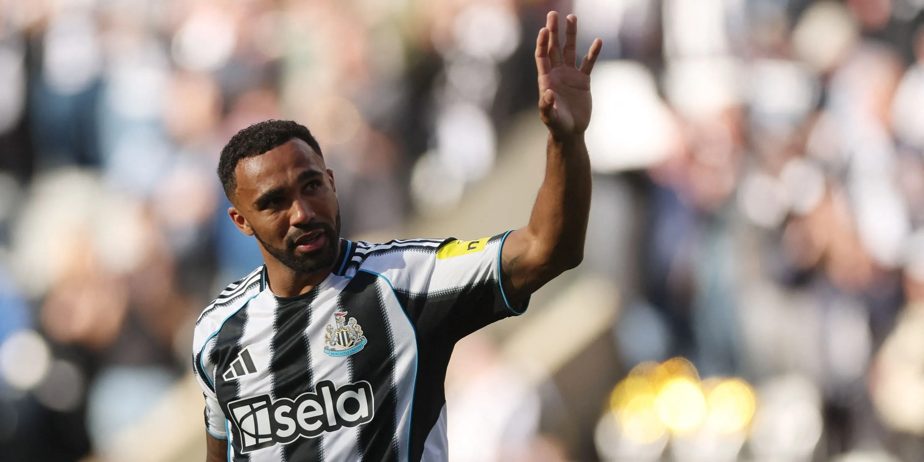 Tiền đạo Callum Wilson vẫy chào người hâm mộ Newcastle United