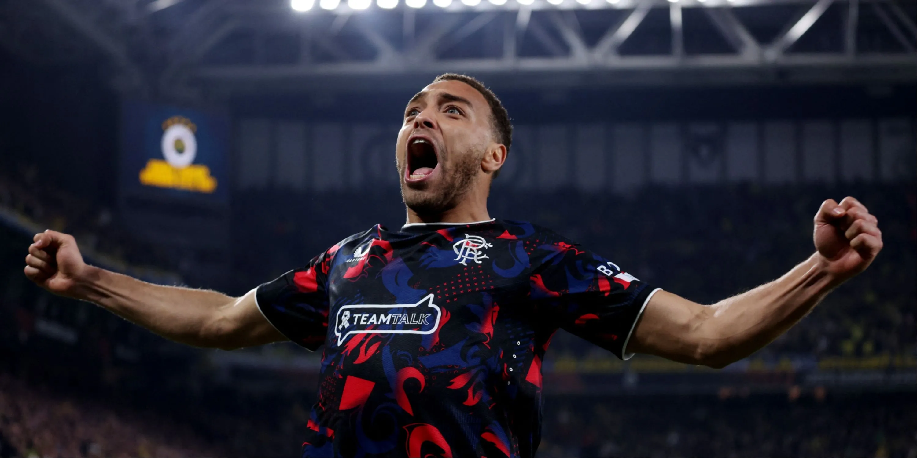 Tiền đạo Cyriel Dessers của Rangers thi đấu trên sân Ibrox
